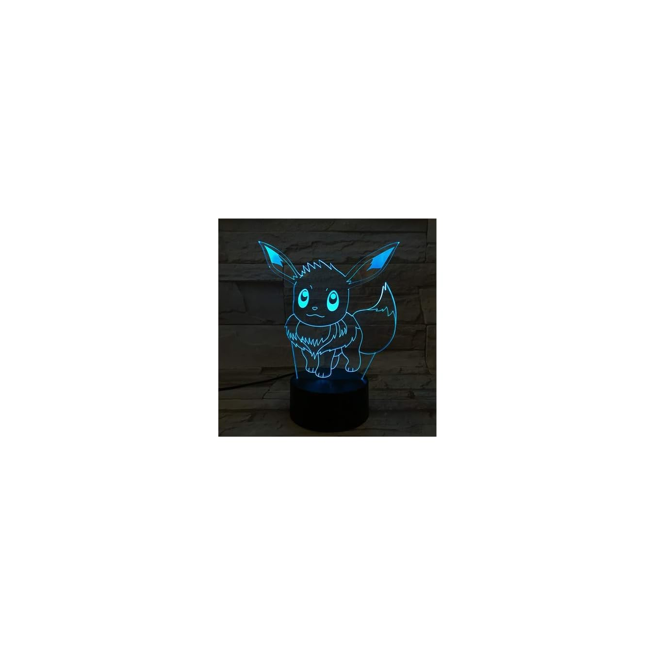 Eine blau leuchtende Acryllampe in Form des Pokémon Evoli steht auf einem dunklen Sockel vor einer Steinwand.