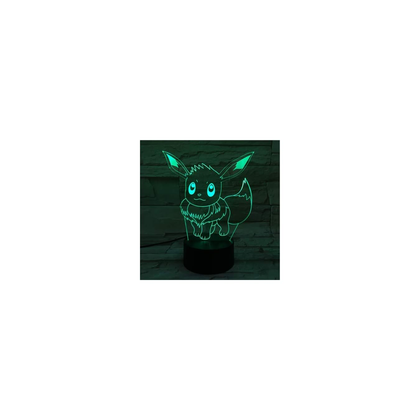 Eine grüne LED-Lampe in Form des Pokémon Evoli steht auf einem dunklen Sockel vor einer grauen Steinwand.