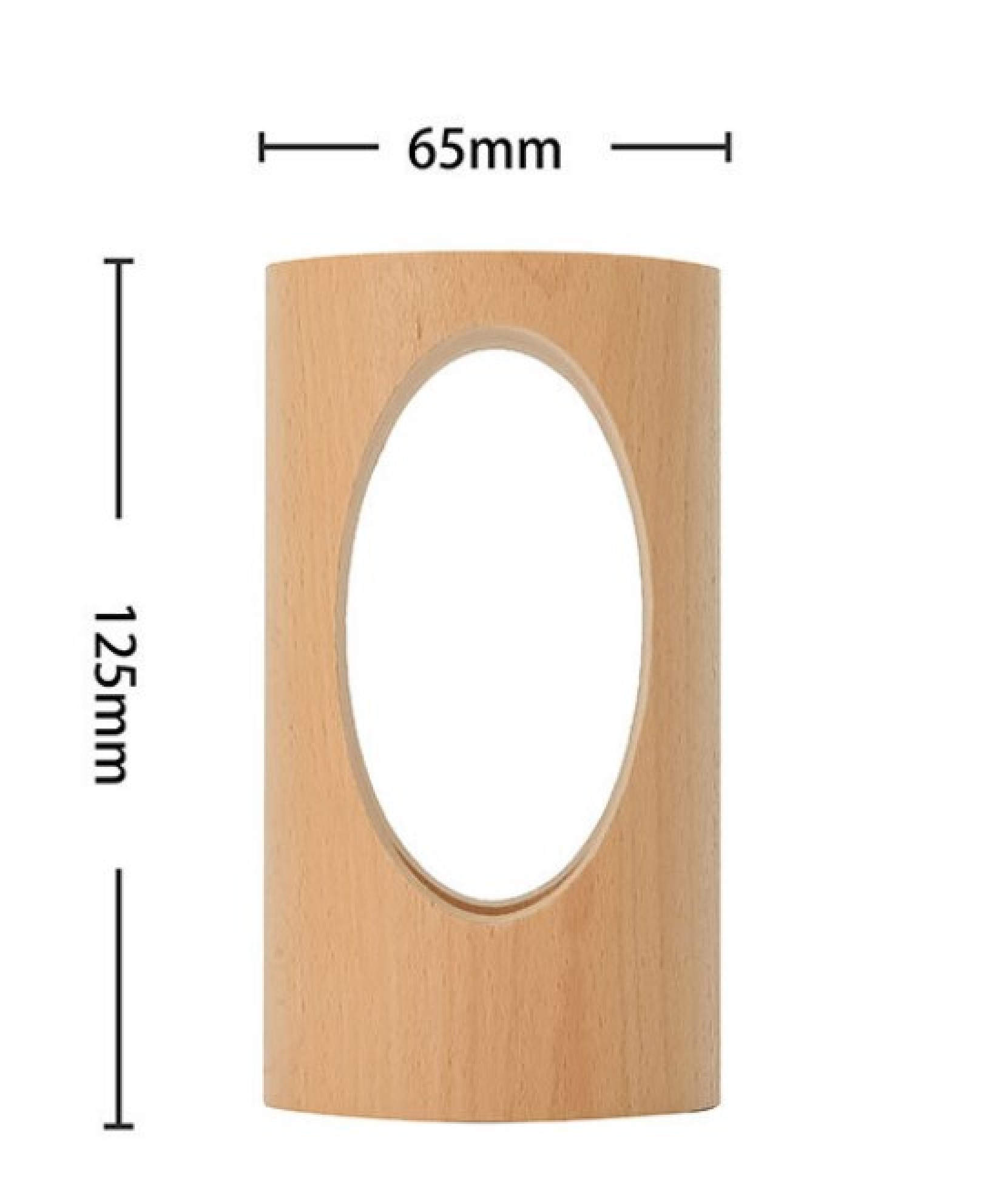 Holzzylinder mit ovalem Ausschnitt, 65 mm breit und 125 mm hoch vor weißem Hintergrund.