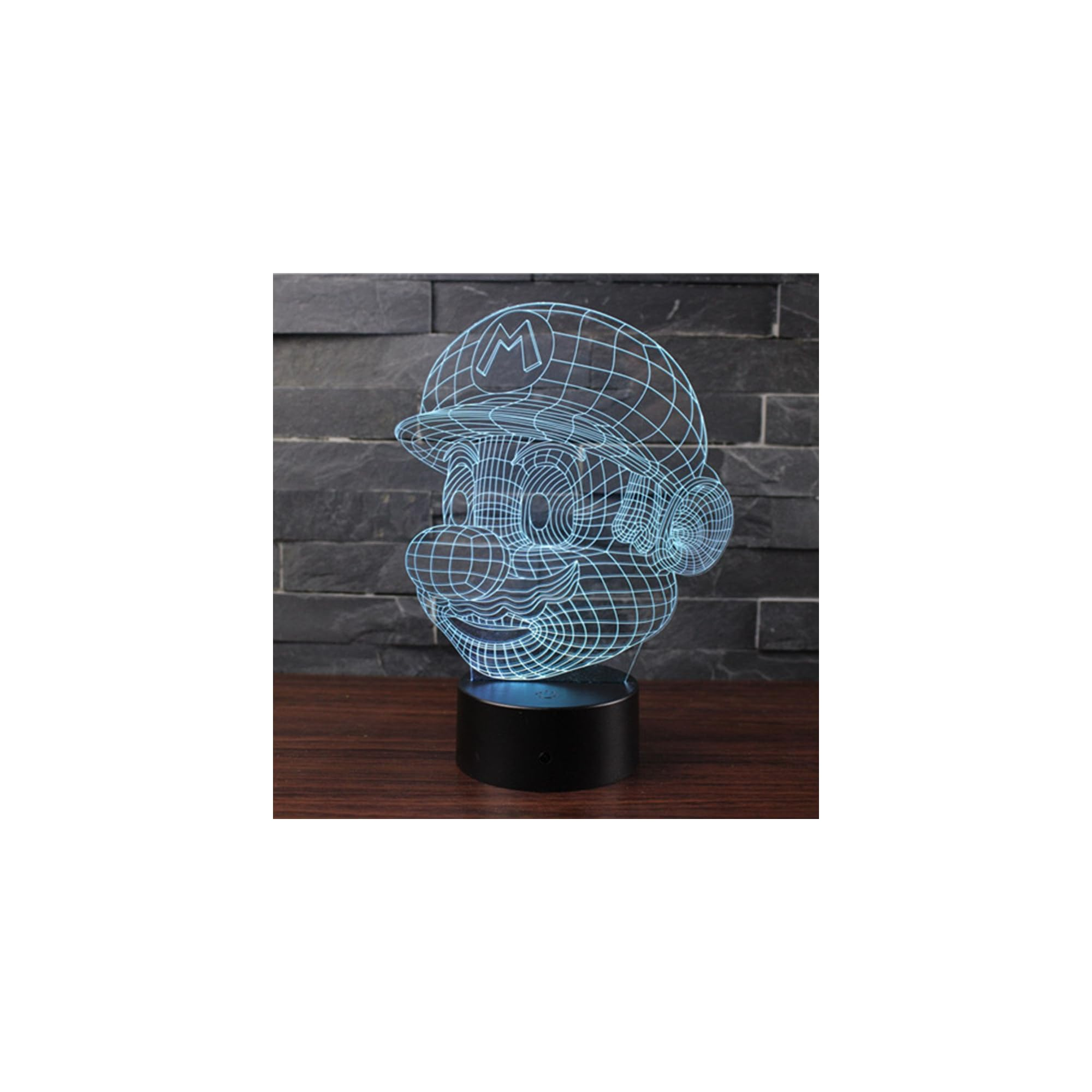 Eine blau leuchtende 3D-Illusionstischlampe von Mario auf einem Holztisch vor einer Steinwand.