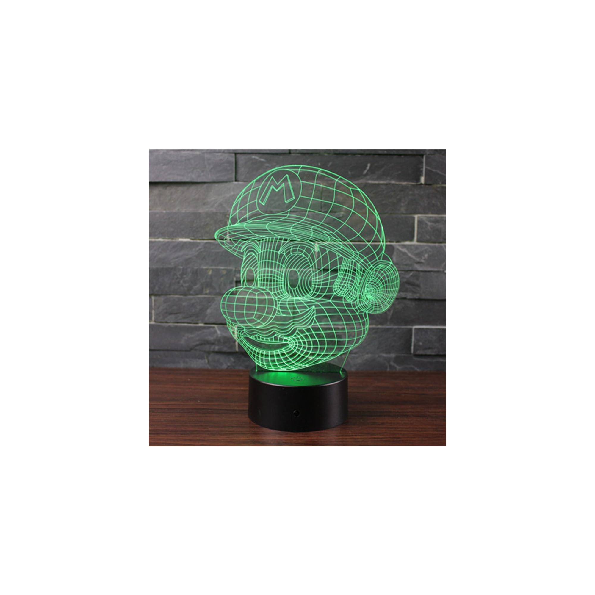 Eine grüne 3D-Lichtillusion von Super Mario steht auf einem schwarzen Sockel vor einer dunklen Ziegelsteinwand.