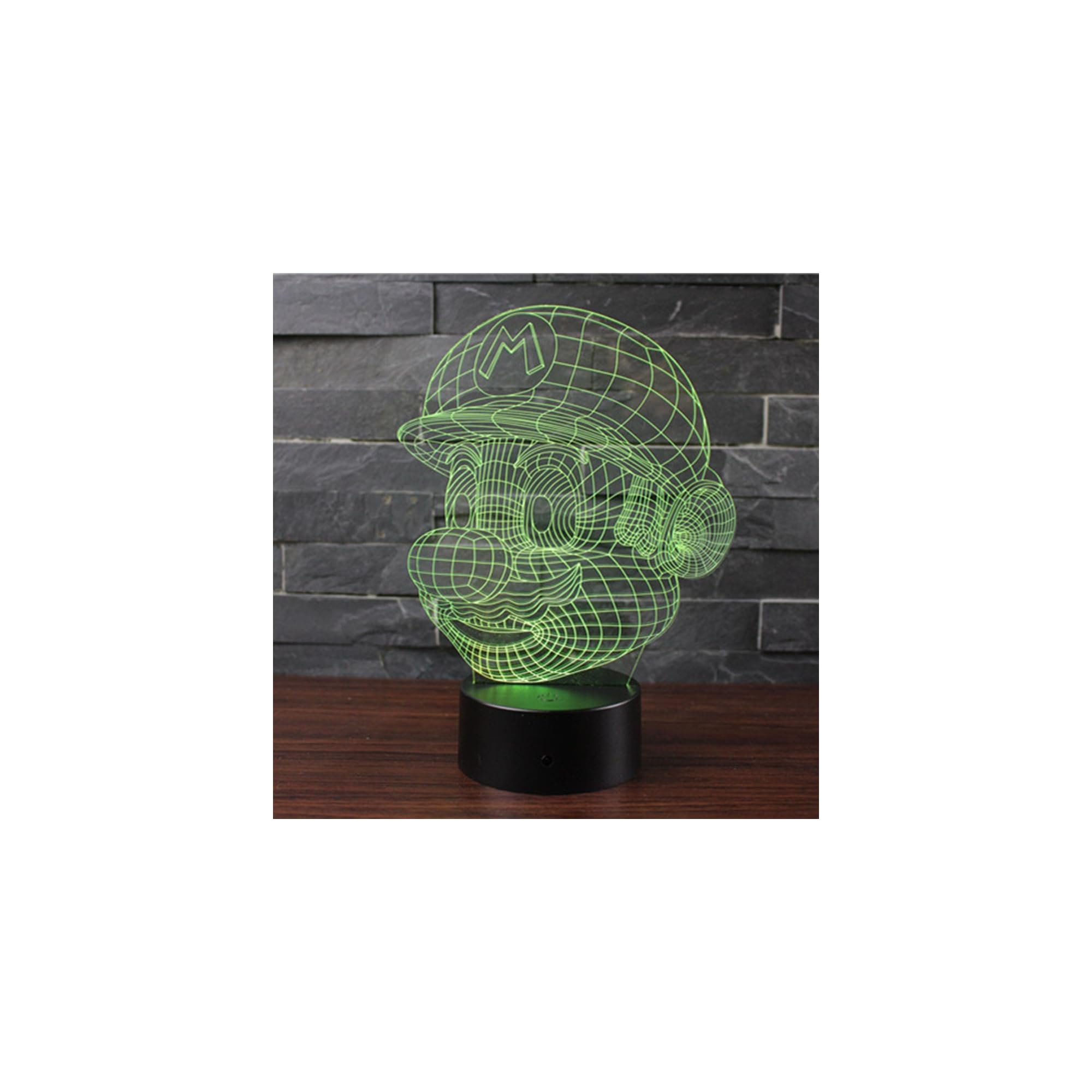 Eine grüne 3D-LED-Lampe in Form von Marios Kopf steht auf einem Tisch vor einer Steinwand.
