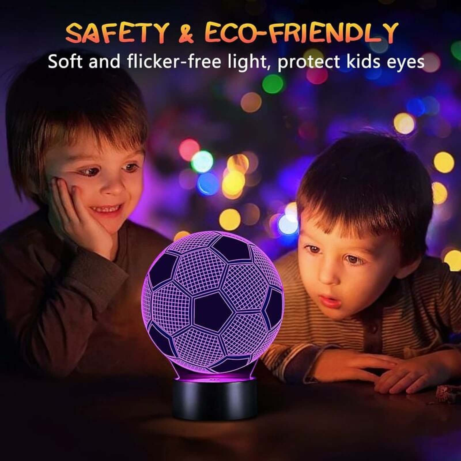 Zwei Jünge betrachten eine leuchtende 3D-Fußball-Lampe vor einem bunten Bokeh-Hintergrund.