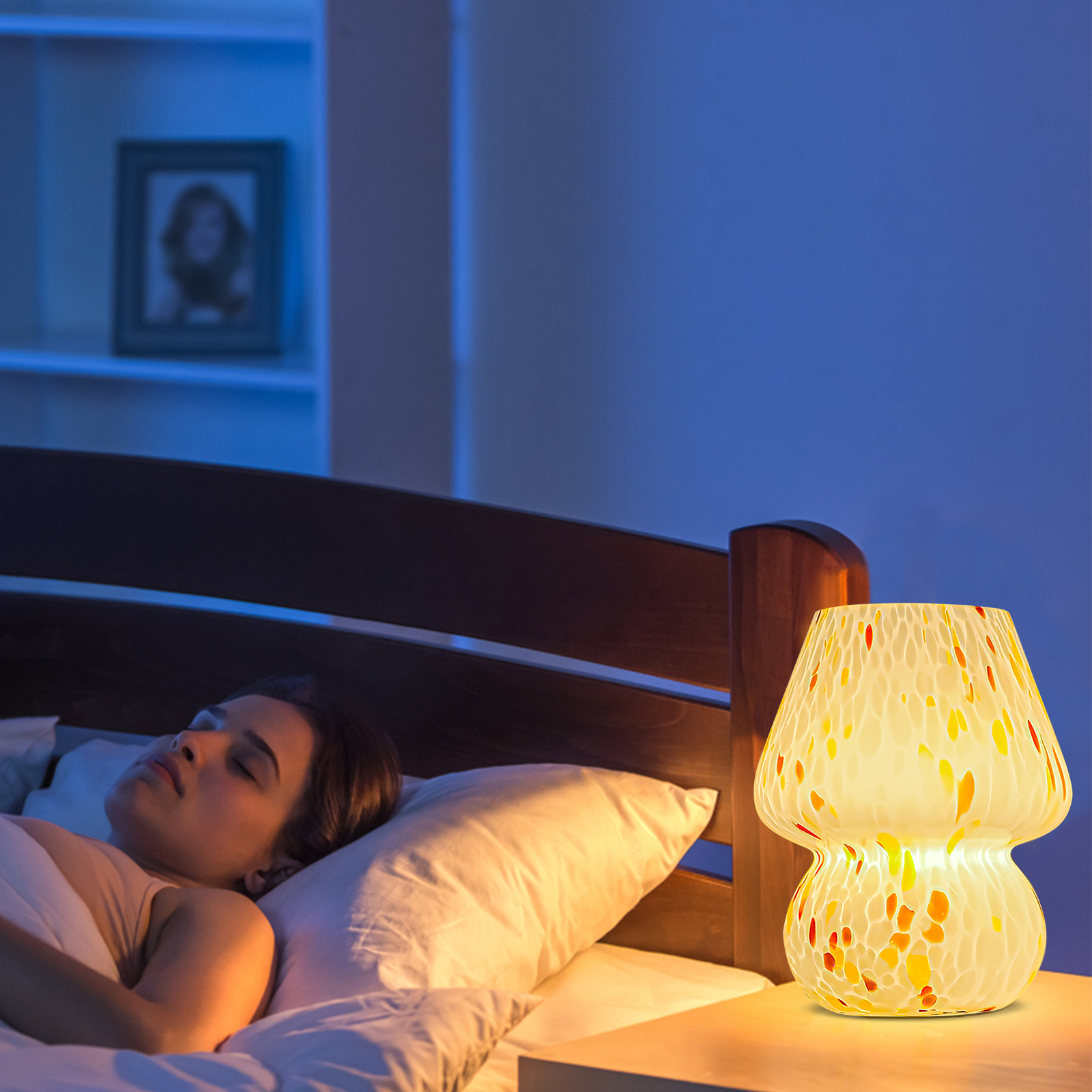 Eine Frau schläft friedlich im Bett, beleuchtet von einer dekorativen Lampe auf dem Nachttisch.
