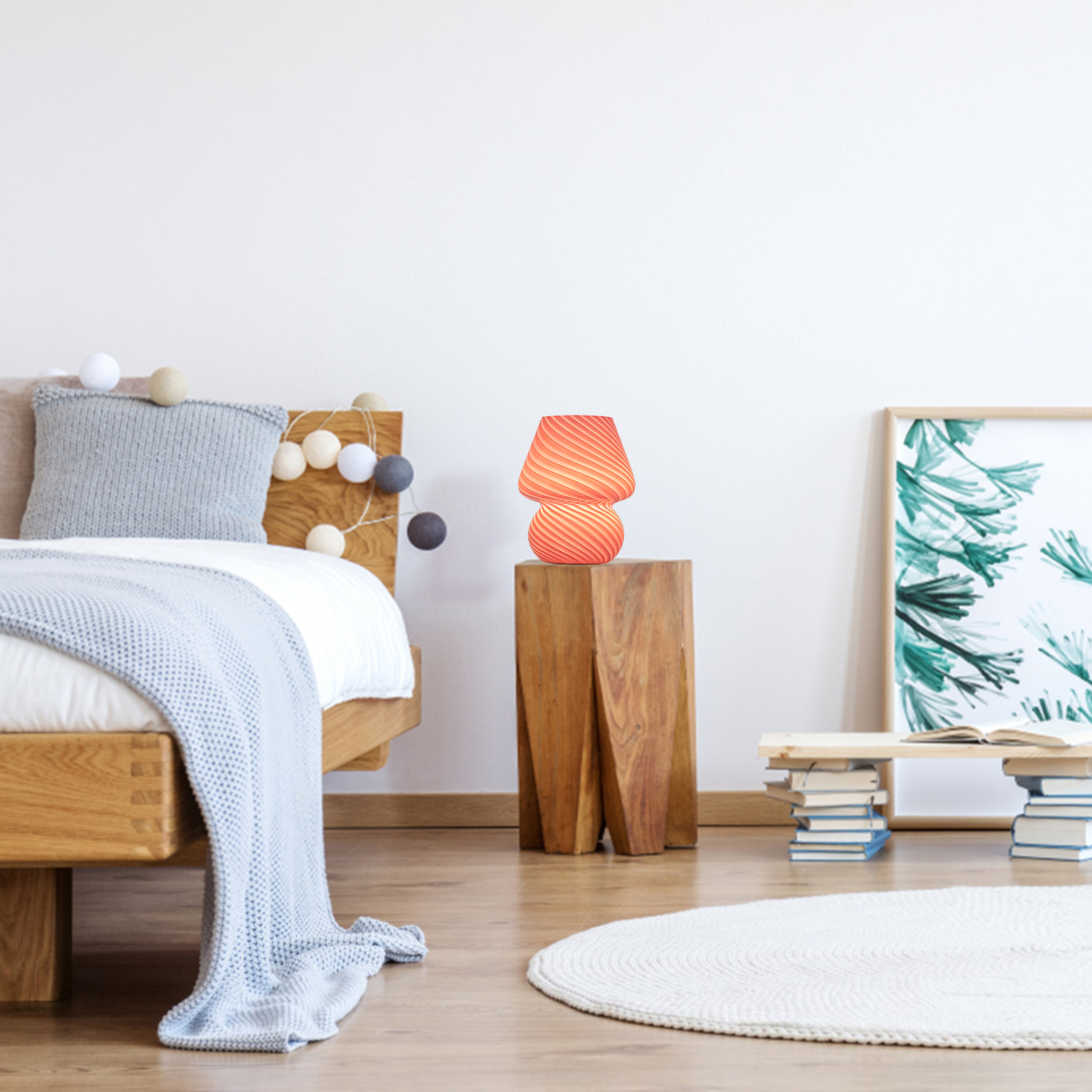 Gemütliches Schlafzimmer mit Holzmöbeln, roter Lampe auf Beistelltisch und weißem Teppich.
