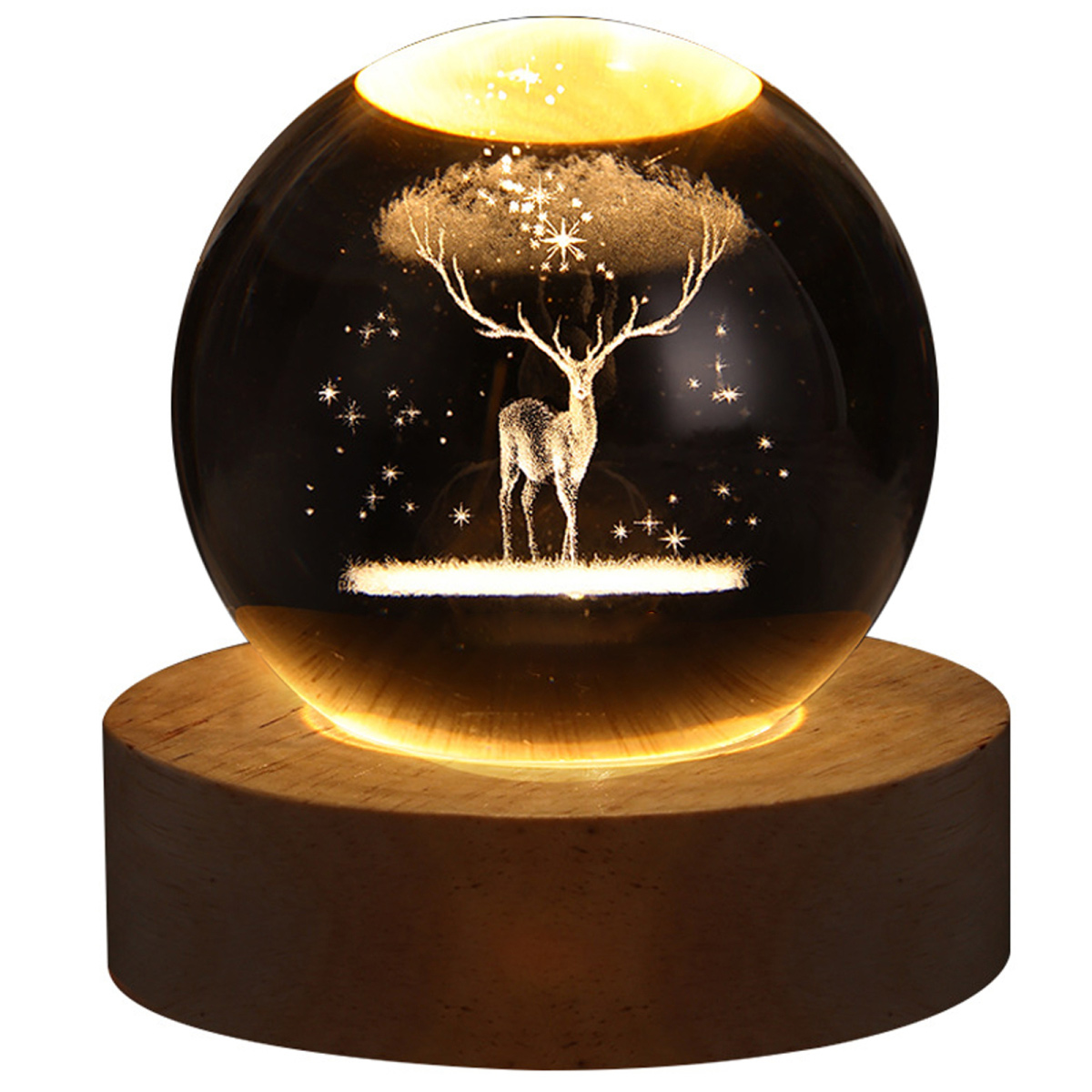 Eine Glaskugel mit 3D-Laser-Gravur eines Hirsches im Wald, beleuchtet auf einem Holzsockel.