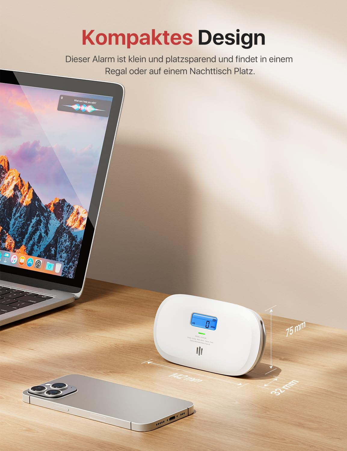 Alarme CO2 blanche compacte sur un bureau en bois à côté d'un smartphone et d'un ordinateur.