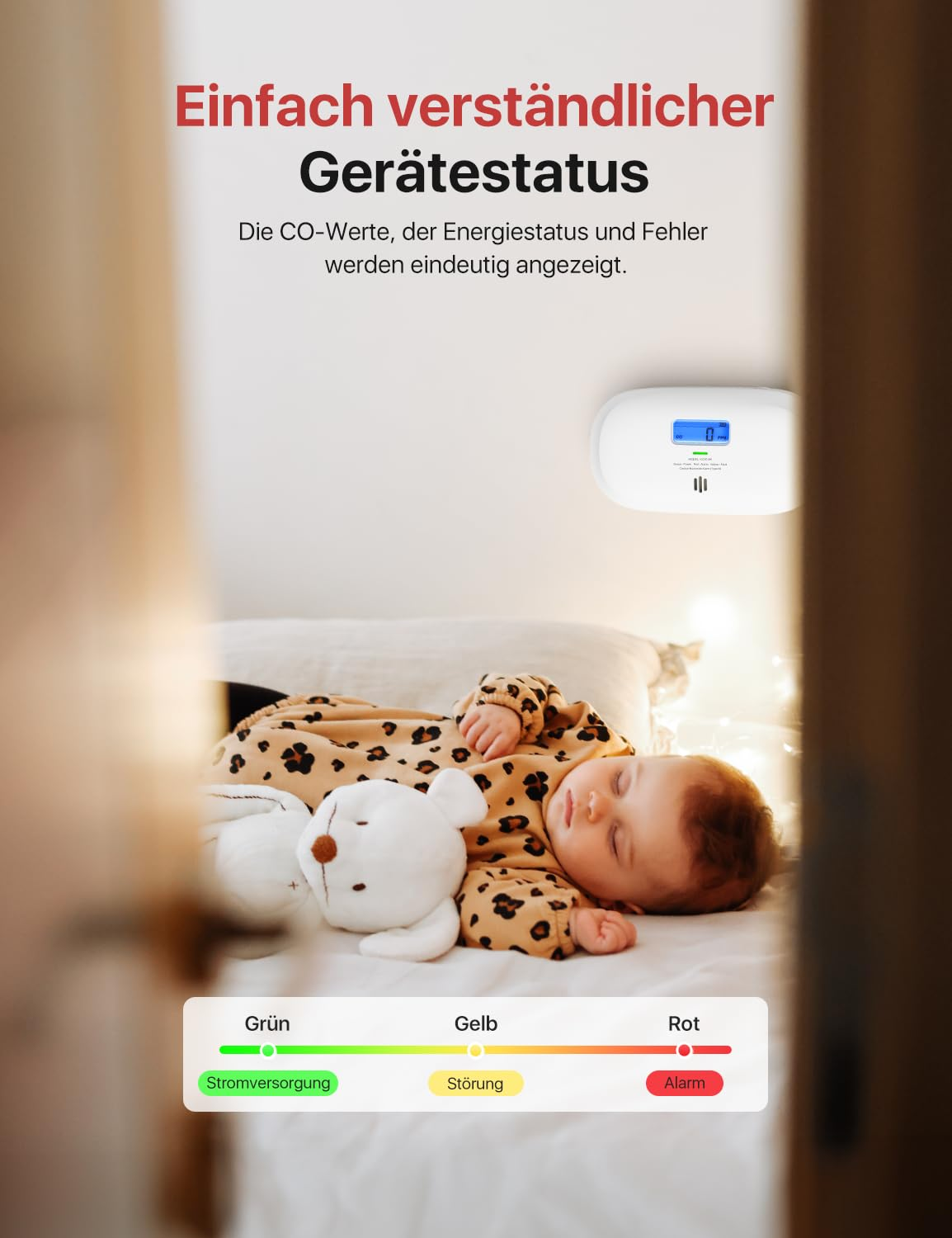 Un bébé dort paisiblement dans son lit à côté d'un jouet blanc, avec un détecteur de CO au mur.