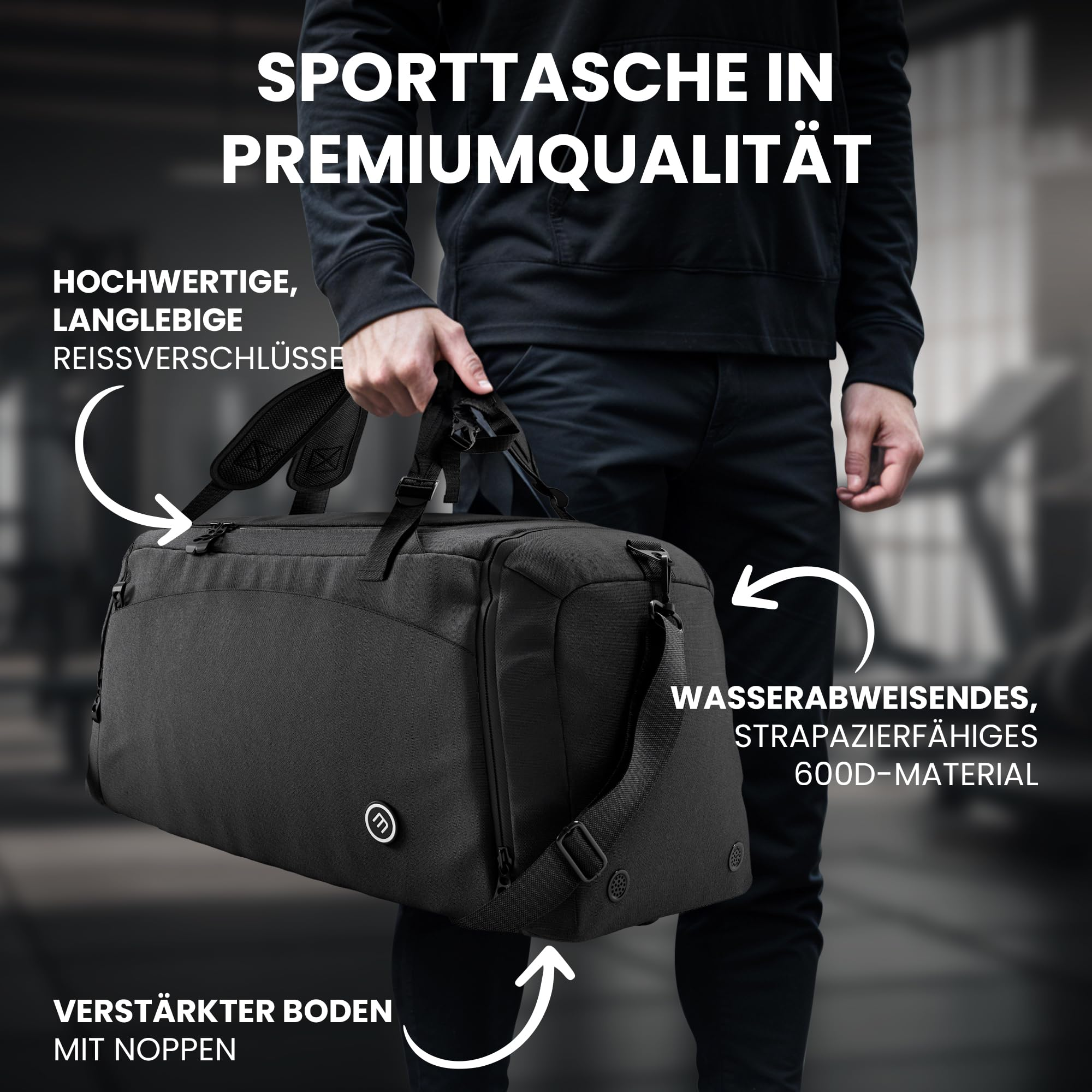 Eine Person hält eine schwarze Sporttasche in einem Fitnessstudio mit deutschen Textanmerkungen.