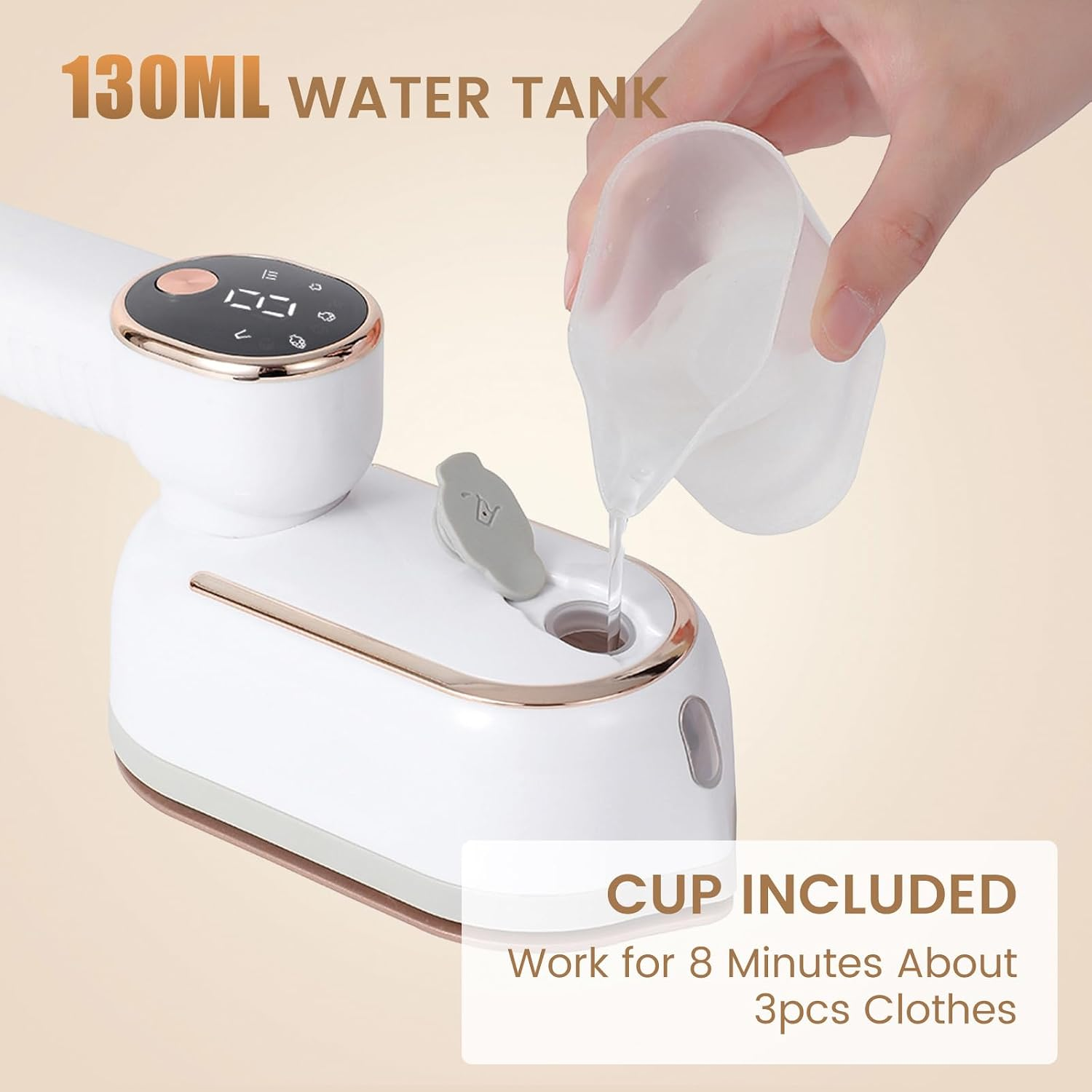 Wasser wird aus einem kleinen Becher in den Wassertank eines weißen Handdampfbügeleisens gefüllt.