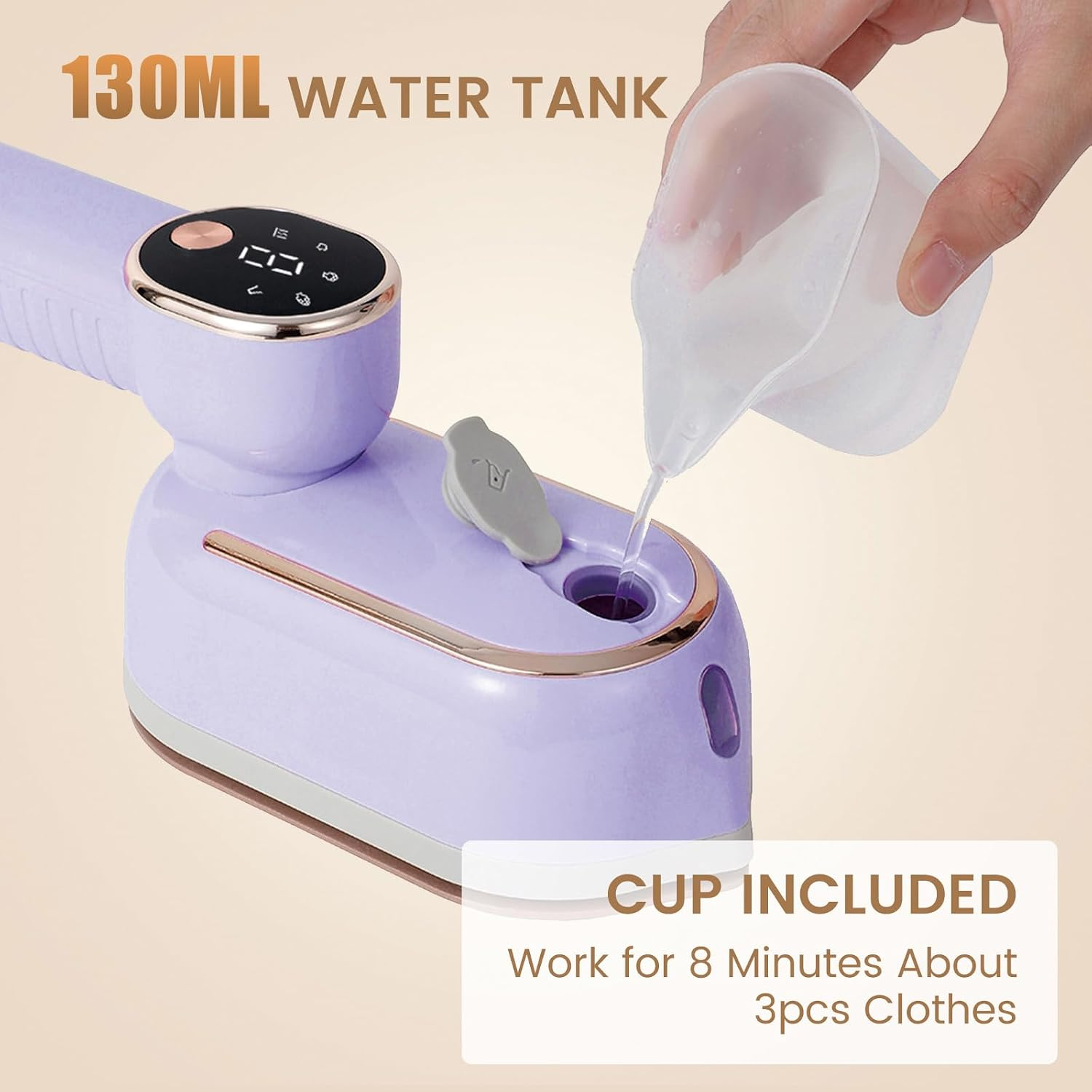 Hand füllt Wasser aus einem Messbecher in den Wassertank eines lila Handdampfbügeleisens.