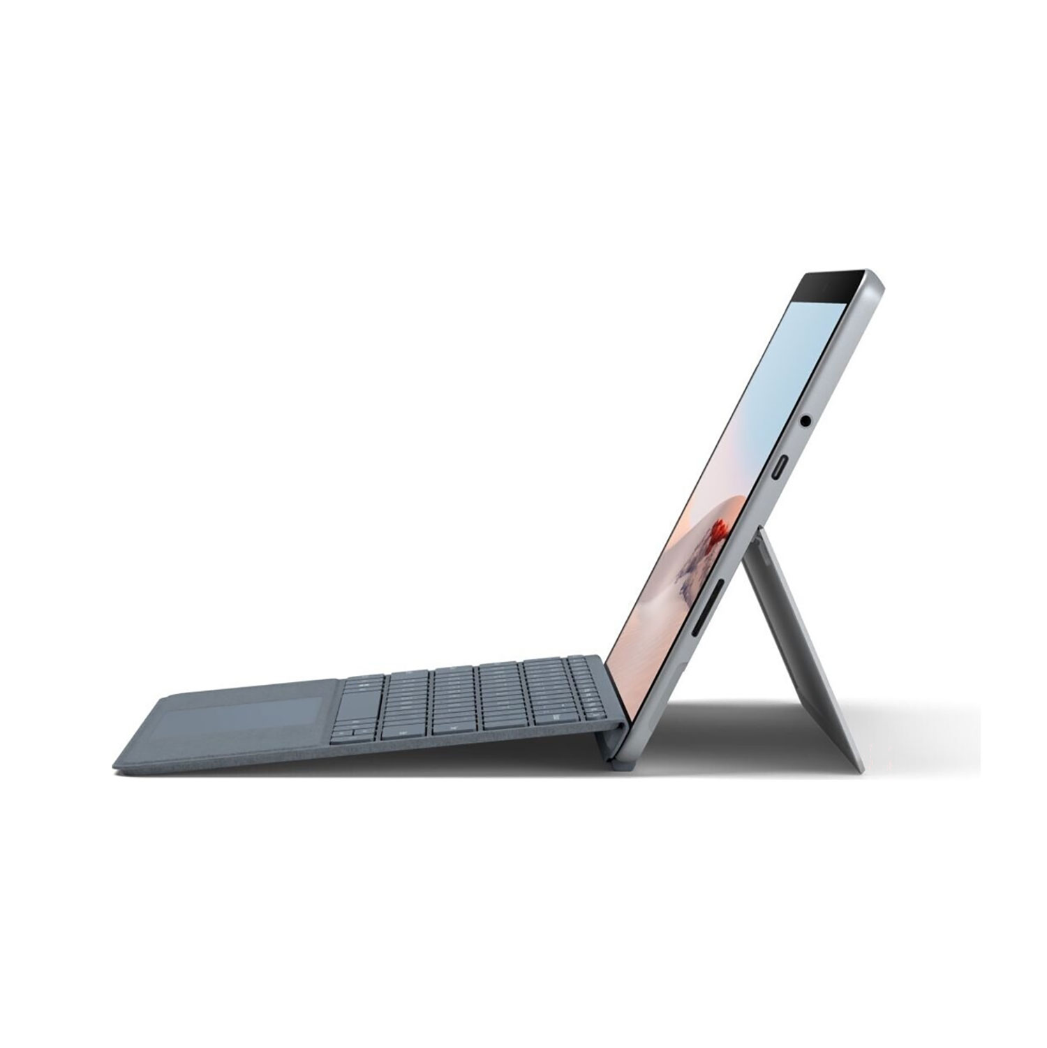 Ein silbernes Tablet mit angebrachter grauer Tastatur und ausgeklapptem Ständer auf weißem Hintergrund.