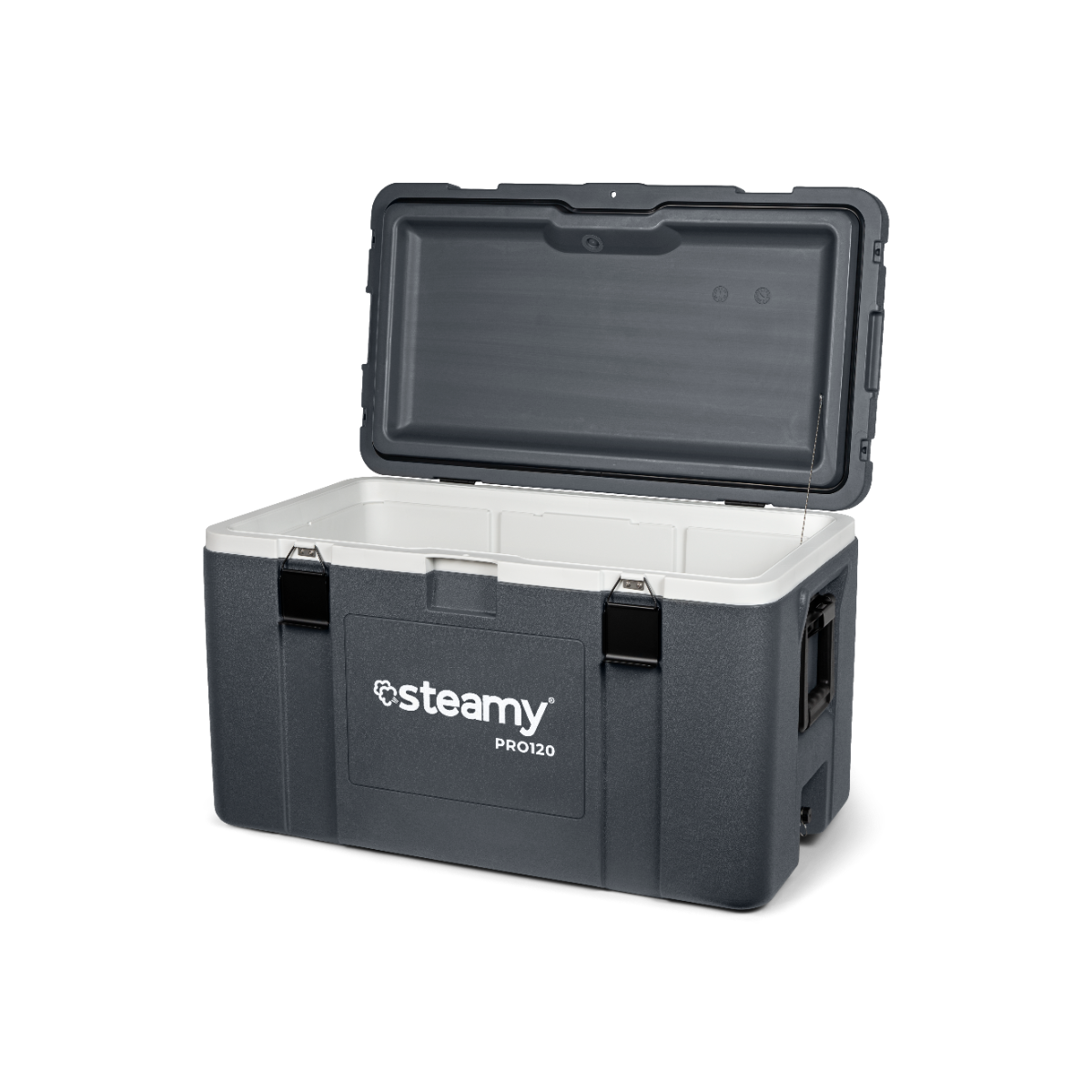 Eine offene, dunkelgrau-weiße Steamy PRO120 Kühlbox mit schwarzen Verschlüssen vor schwarzem Hintergrund.