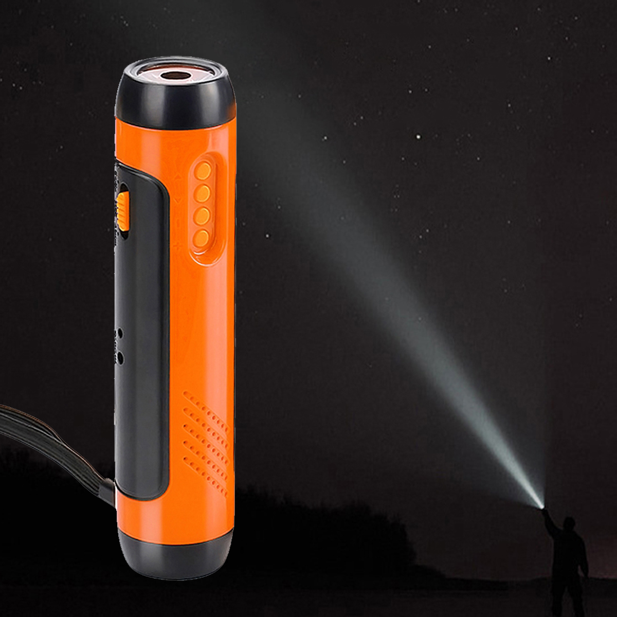 Eine orange-schwarze Taschenlampe vor einer dunklen, sternenklaren Nacht mit einer Lichtstrahlszene.