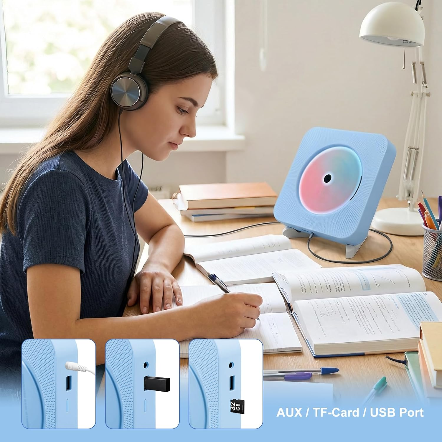Mädchen mit Kopfhörern liest und schreibt am Schreibtisch neben einem blauen CD-Player.