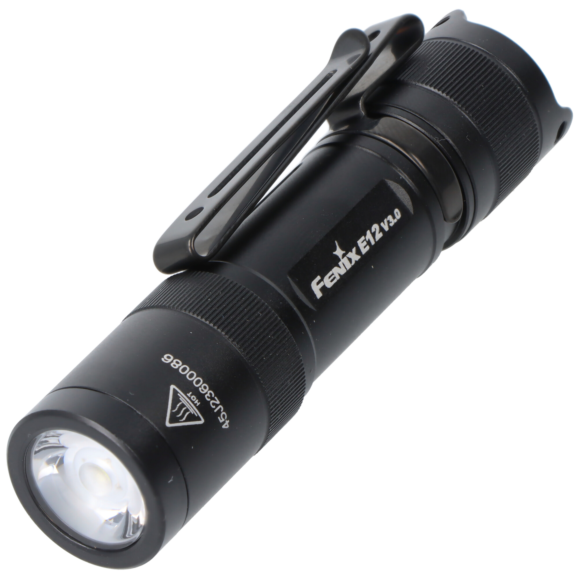 Eine kompakte, schwarze Fenix E12 V3.0 Taschenlampe mit Clip auf weißem Grund.