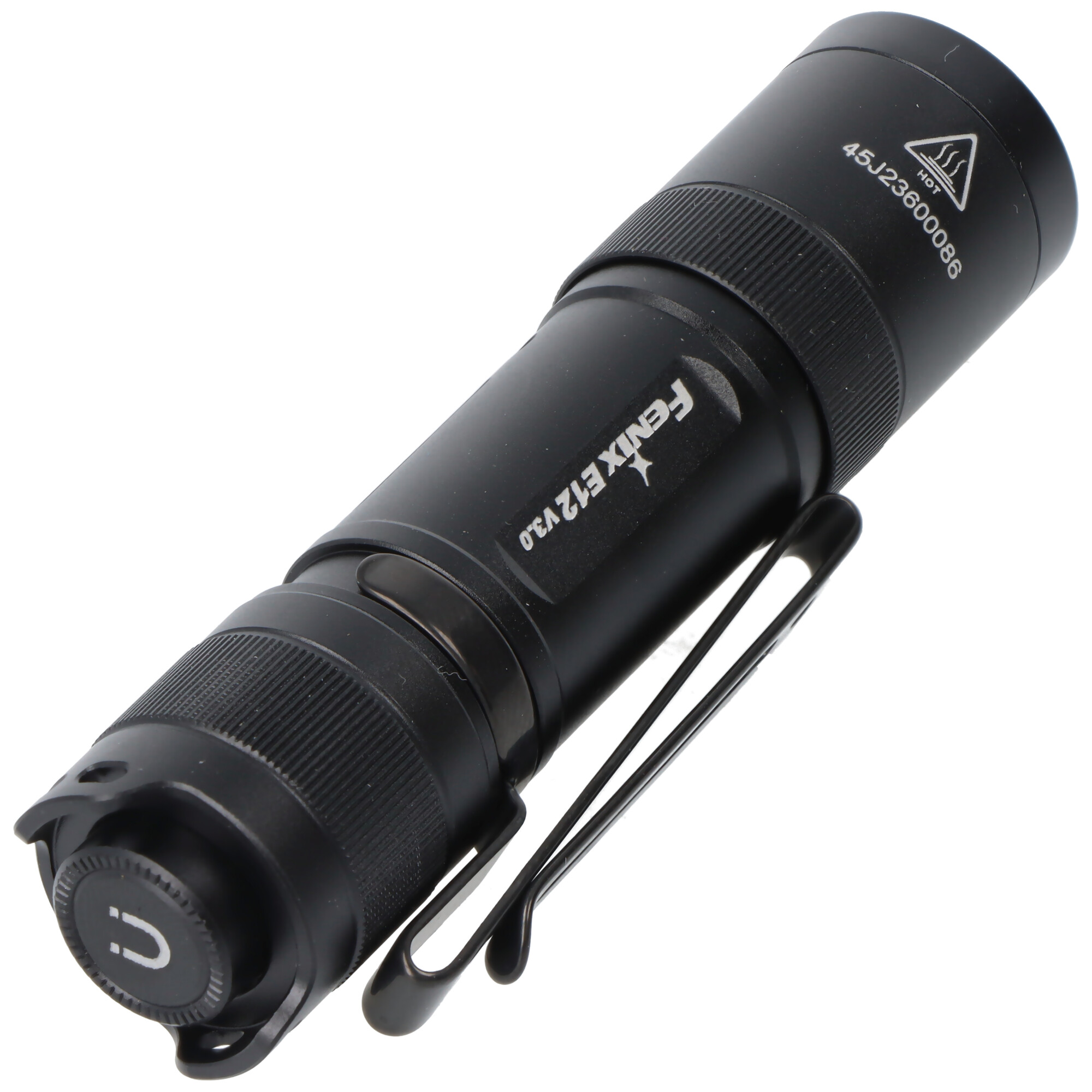 Eine kompakte, schwarze Fenix E12 V3.0 Taschenlampe mit Taschenclip auf weißem Hintergrund.