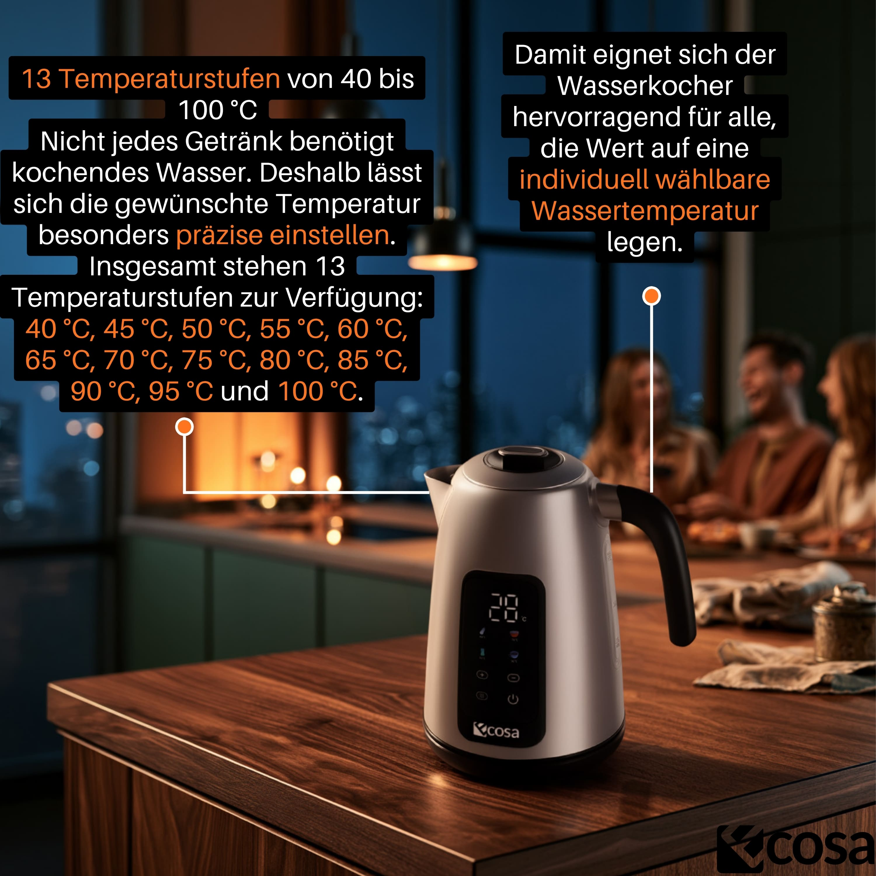 Ein silberner Wasserkocher mit digitaler Anzeige auf einem Holztisch, im Hintergrund sitzt eine Familie in der Küche.