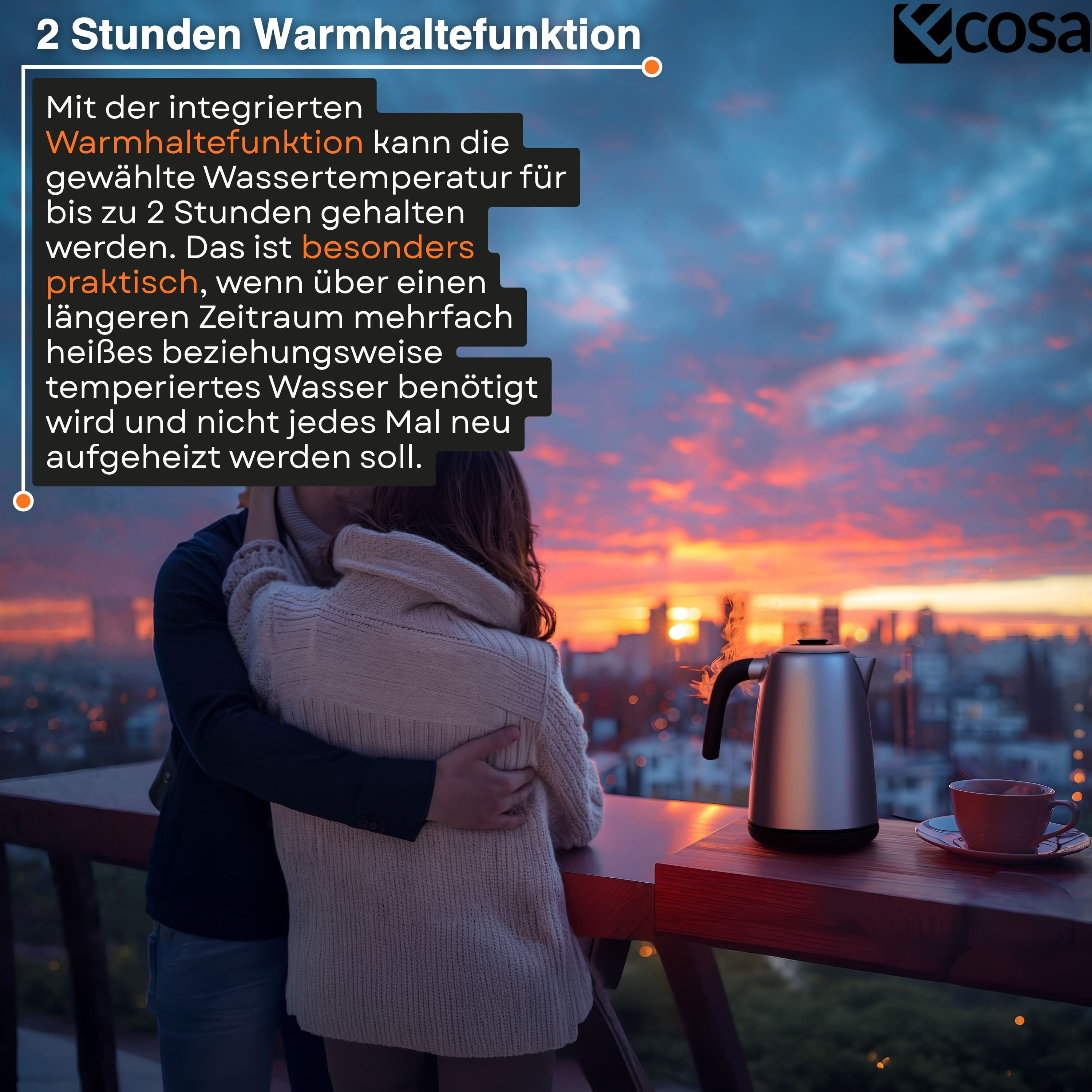 Paar umarmt sich auf dem Balkon bei Sonnenuntergang, daneben stehen ein elektrischer Wasserkocher und eine Tasse.