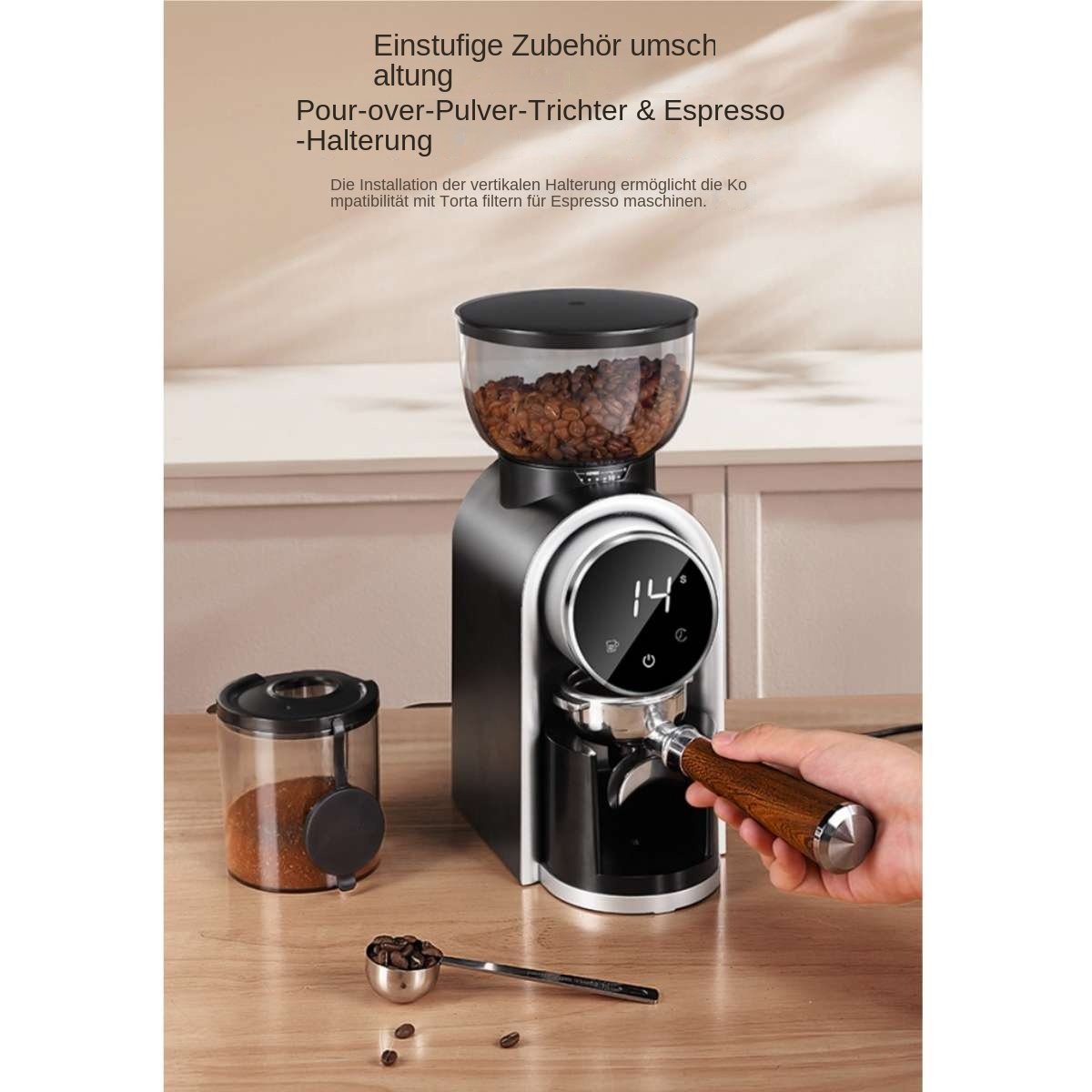 Eine Kaffeemühle mit Kaffeebohnen, digitalem Display und einem Handhebel, die auf einem Holztisch steht.