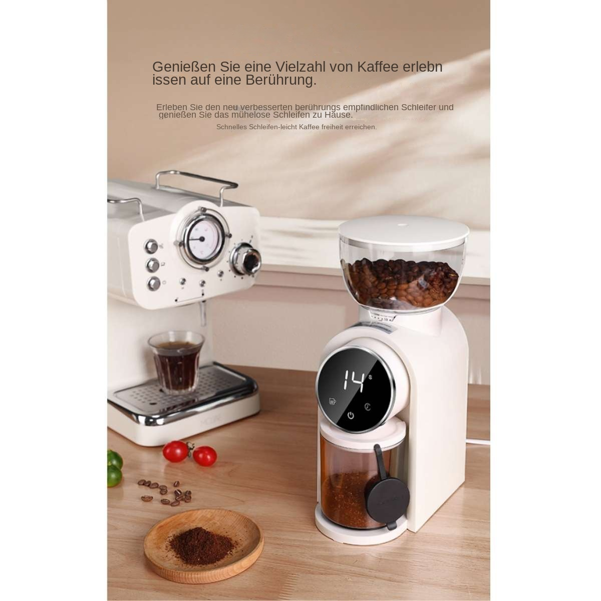 Eine weiße Kaffeemühle mit Display steht neben einer Espressomaschine auf einem Holztisch.