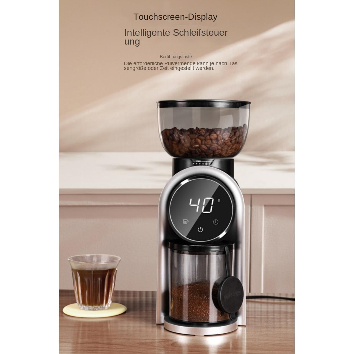 Moderne Kaffeemühle mit digitalem Display, Kaffeebohnen oben und gemahlenem Kaffee im Behälter unten.