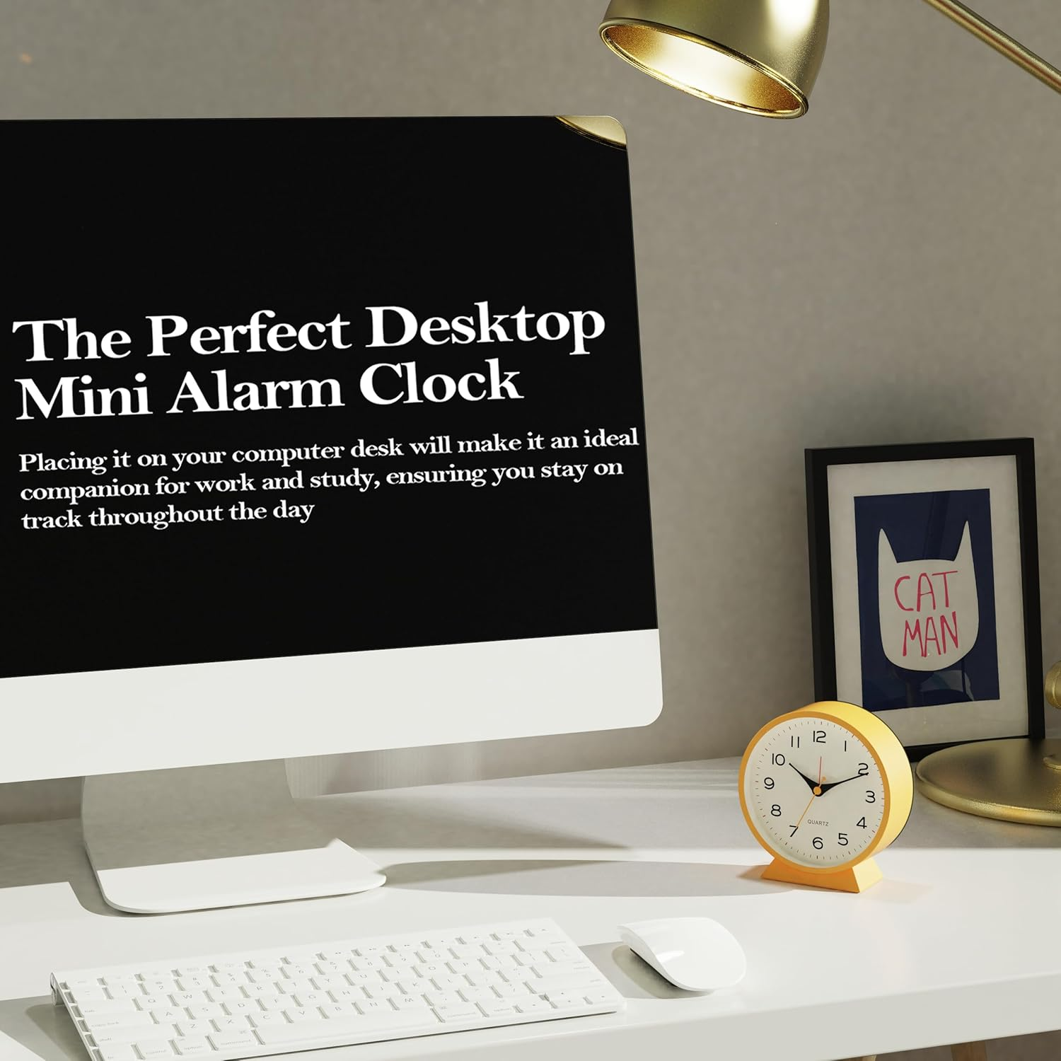 Ein ordentlicher Schreibtisch mit einem Monitor, der Text zeigt, einer gelben Uhr, einer Tastatur und einem gerahmten Bild.