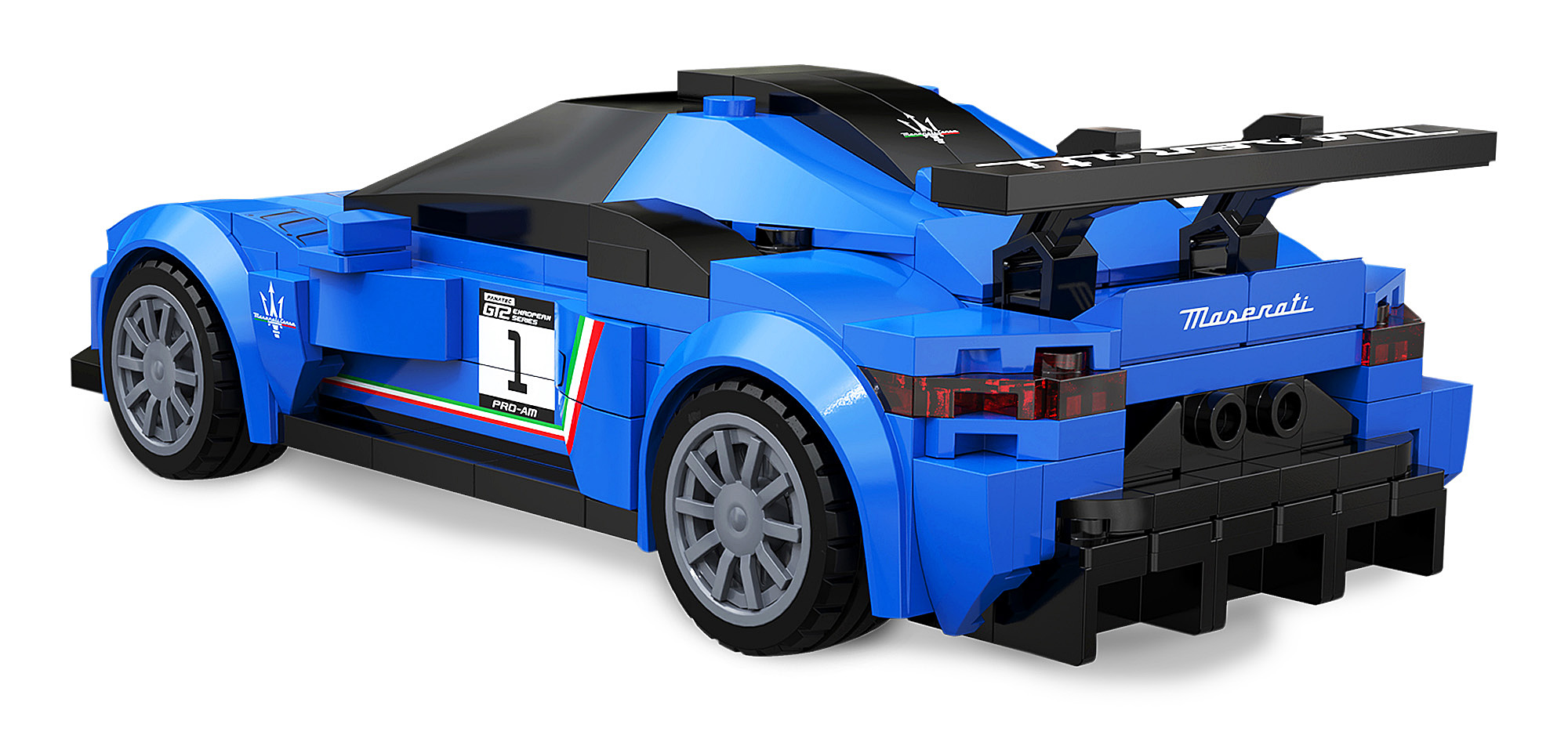 Ein detailliertes blaues LEGO Maserati Rennauto mit schwarzem Dach und Heckflügel vor weißem Hintergrund.