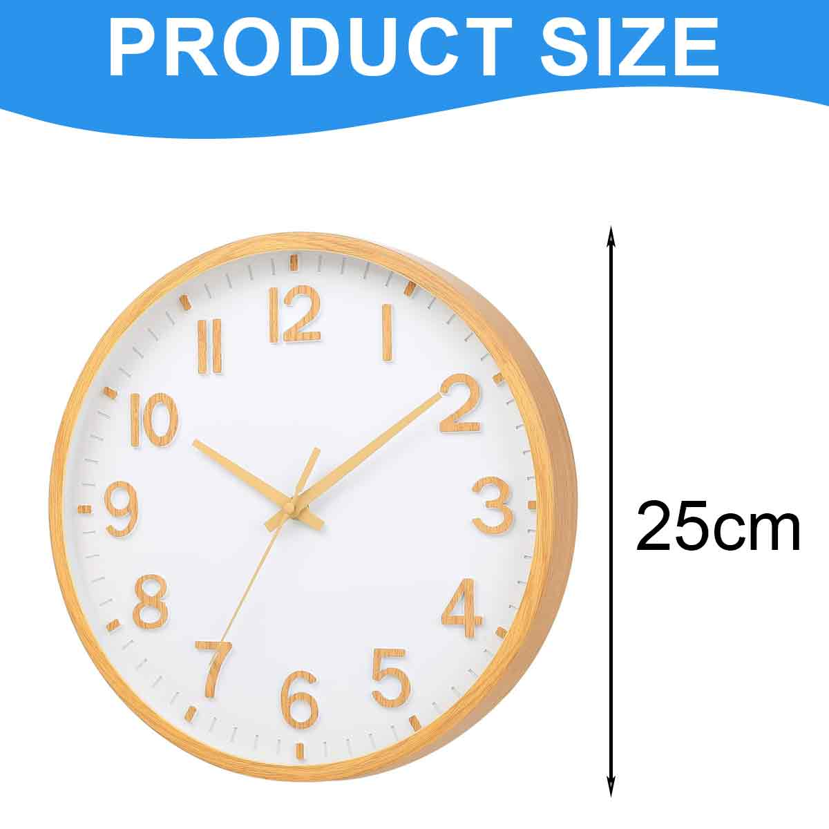 Eine Holzwanduhr mit 25 cm Durchmesser, weißem Zifferblatt und großen braunen Zahlen.