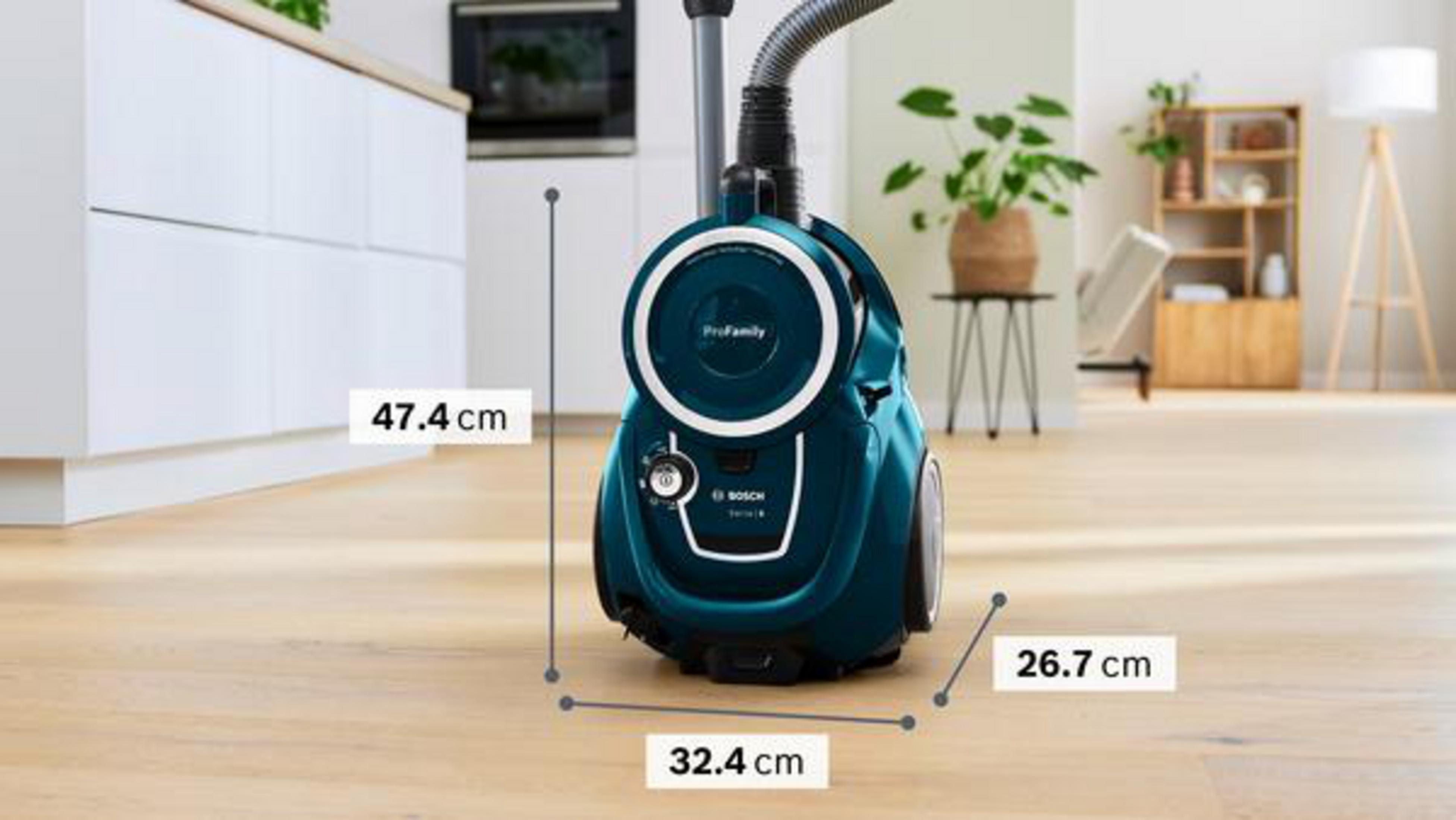 Un aspirapolvere blu Bosch su pavimento in legno, con dimensioni indicate in centimetri.
