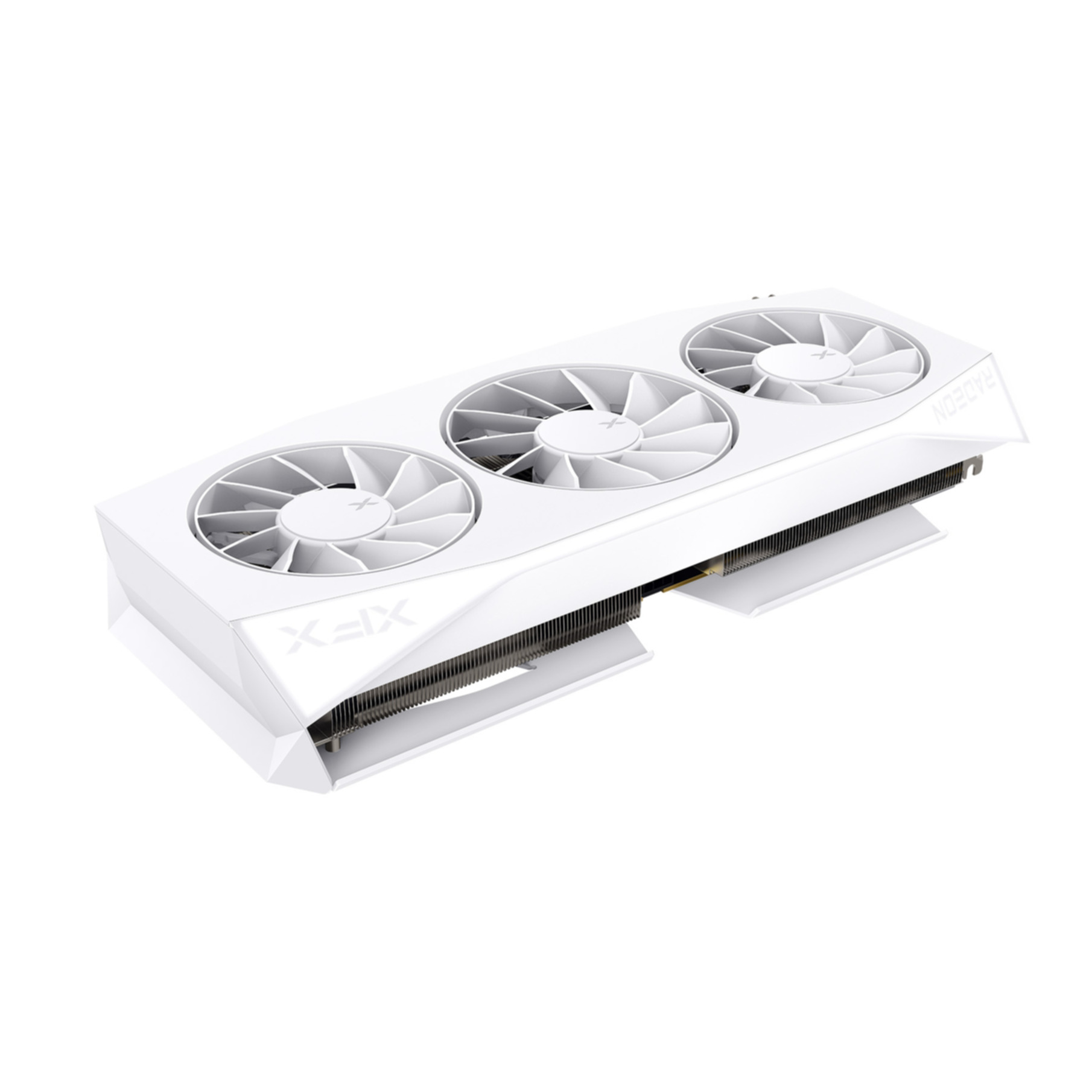 Una scheda grafica XFX bianca con tre ventole su sfondo bianco.