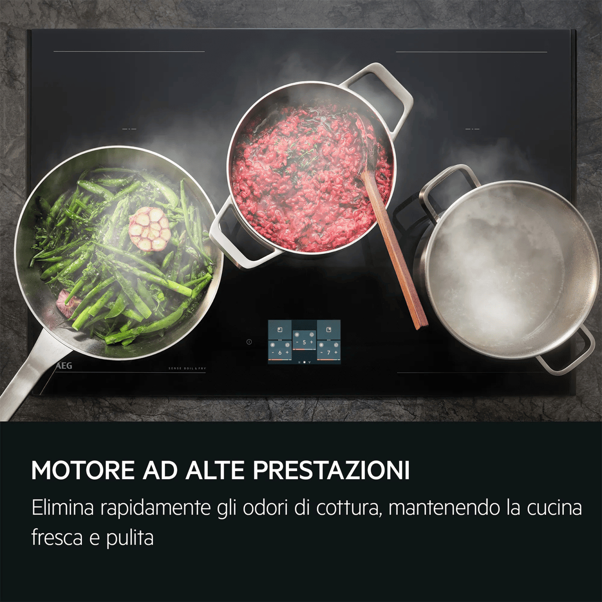 Tre pentole e padelle fumanti cucinano verdure verdi, cibo rosso e acqua bollente su un piano cottura a induzione.