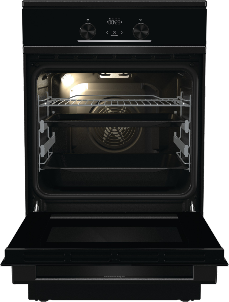 Un forno nero con la porta aperta, interno illuminato, due griglie e una teglia.