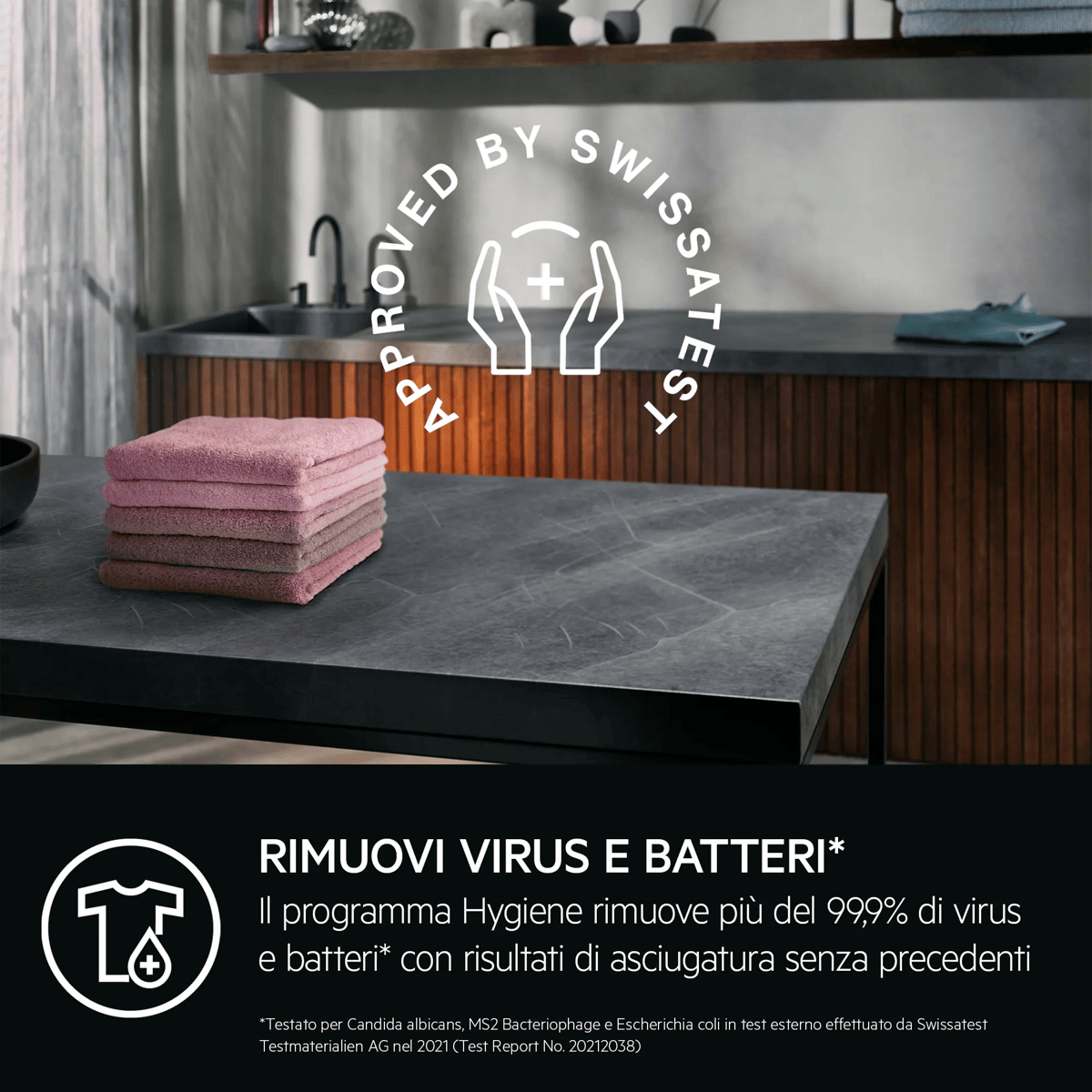 Pila di asciugamani rosa piegati su un tavolo scuro in cucina, con testo e sigillo di certificazione.