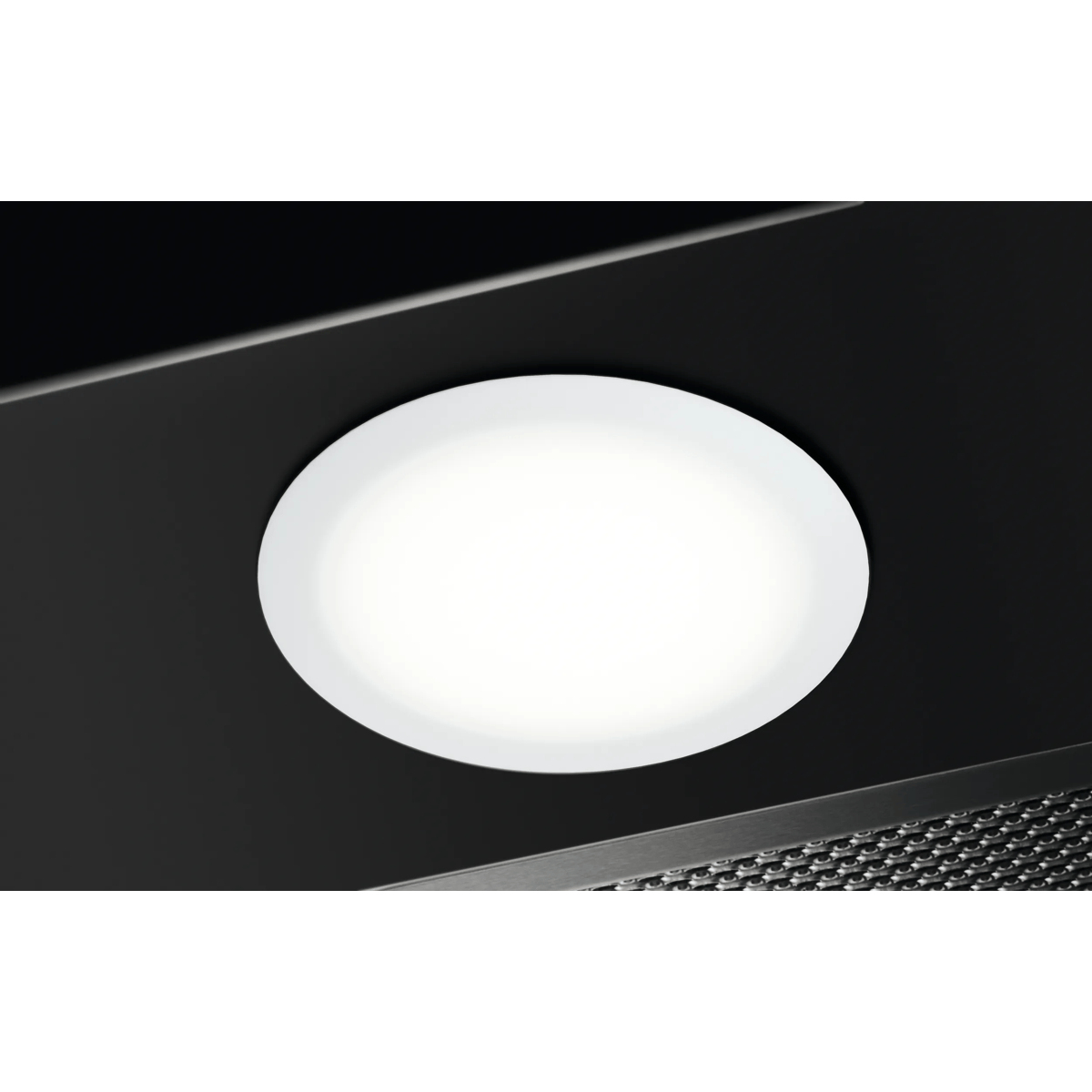 Una lampada LED rotonda e bianca inserita in un alloggiamento nero.