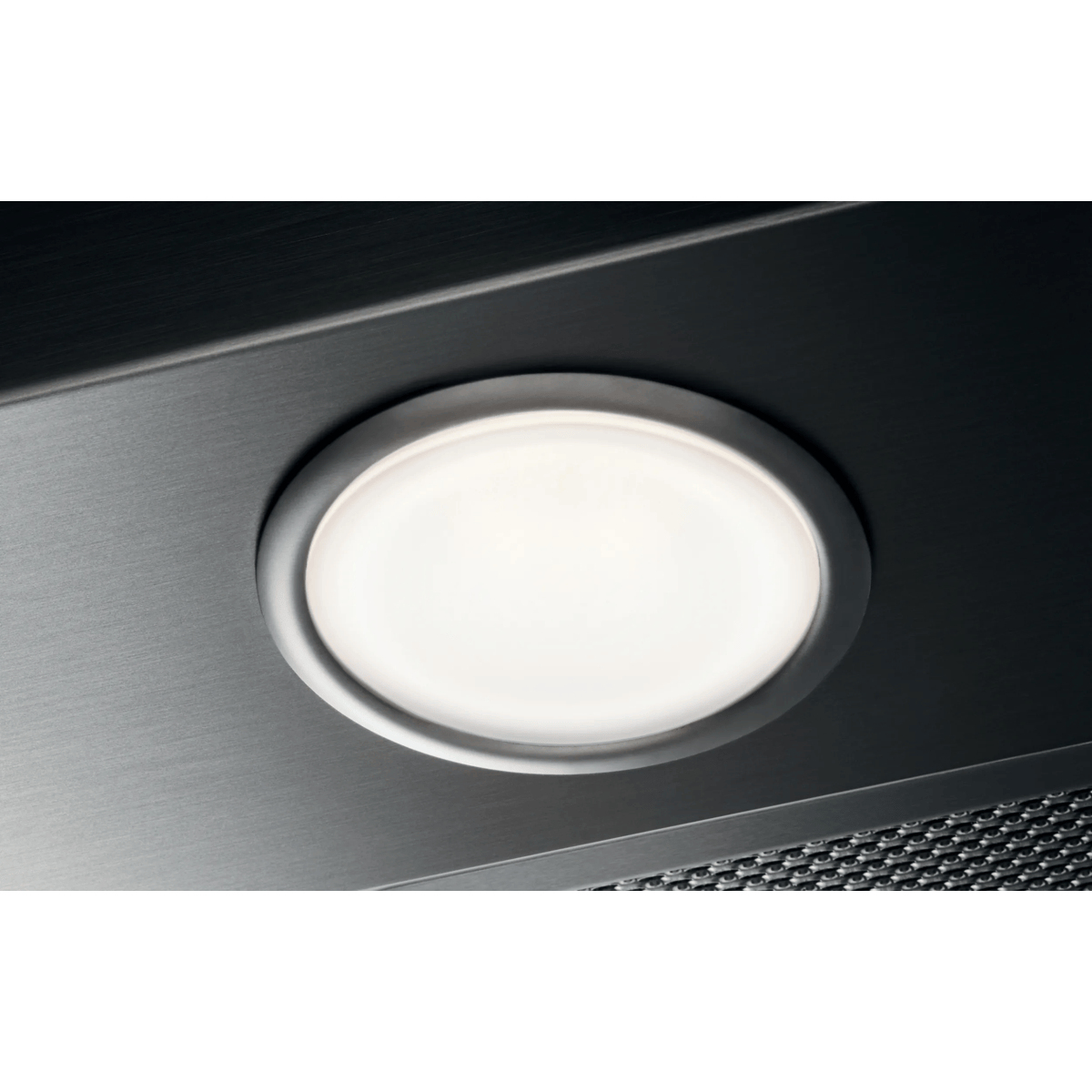 Una luce LED rotonda e luminosa è incorporata in una superficie metallica scura.