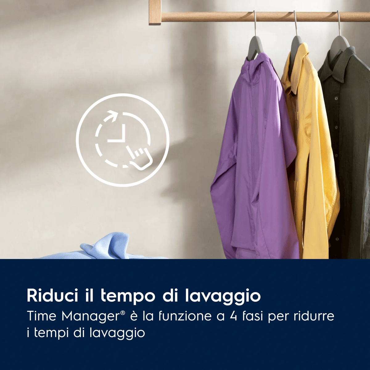 Abiti appesi con icona Time Manager sulla parete e testo in italiano in basso.
