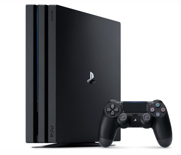 Una consola PlayStation 4 Pro negra con un mando DualShock 4 a juego sobre un fondo blanco.