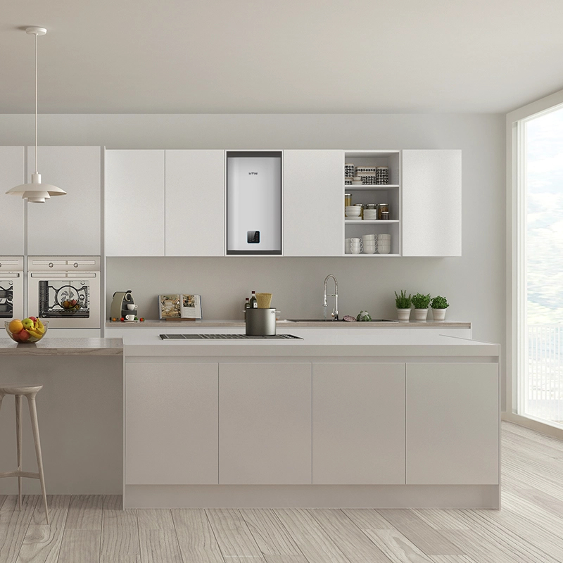 Cocina blanca moderna con suelo de madera gris, una isla y una caldera de pared.