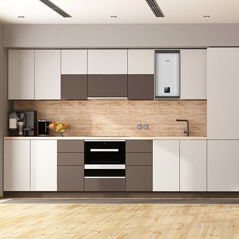 Cocina moderna con gabinetes blancos y marrones, suelo de madera y electrodomésticos.