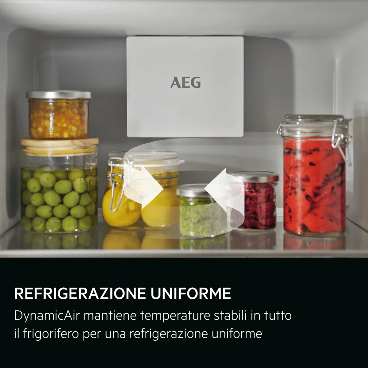 Un ripiano del frigorifero con vari barattoli pieni di olive, limoni e verdure rosse, con il logo AEG.