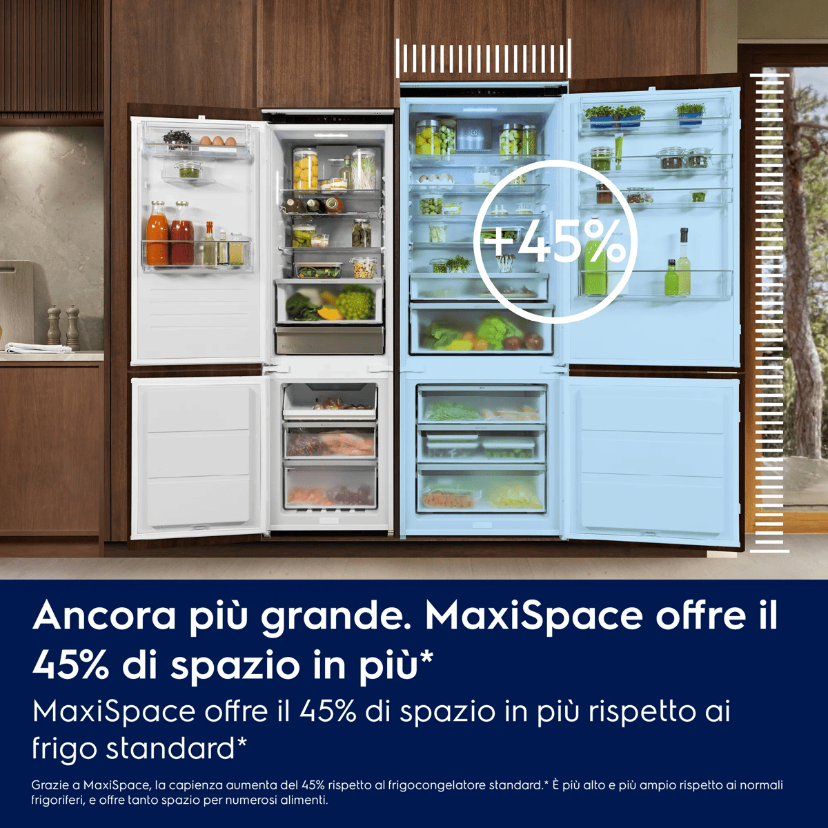 Frigoriferi aperti con cibo, evidenziando il 45% di spazio in più.