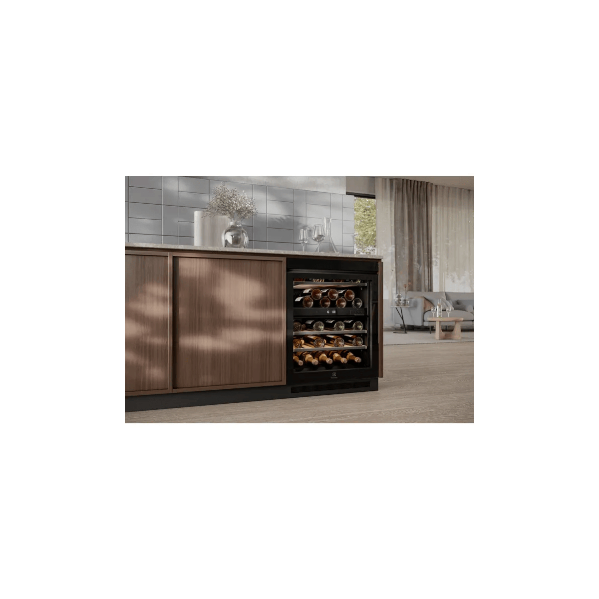 Una cantinetta per vini da incasso in una moderna cucina in legno con bottiglie e un soggiorno sullo sfondo.