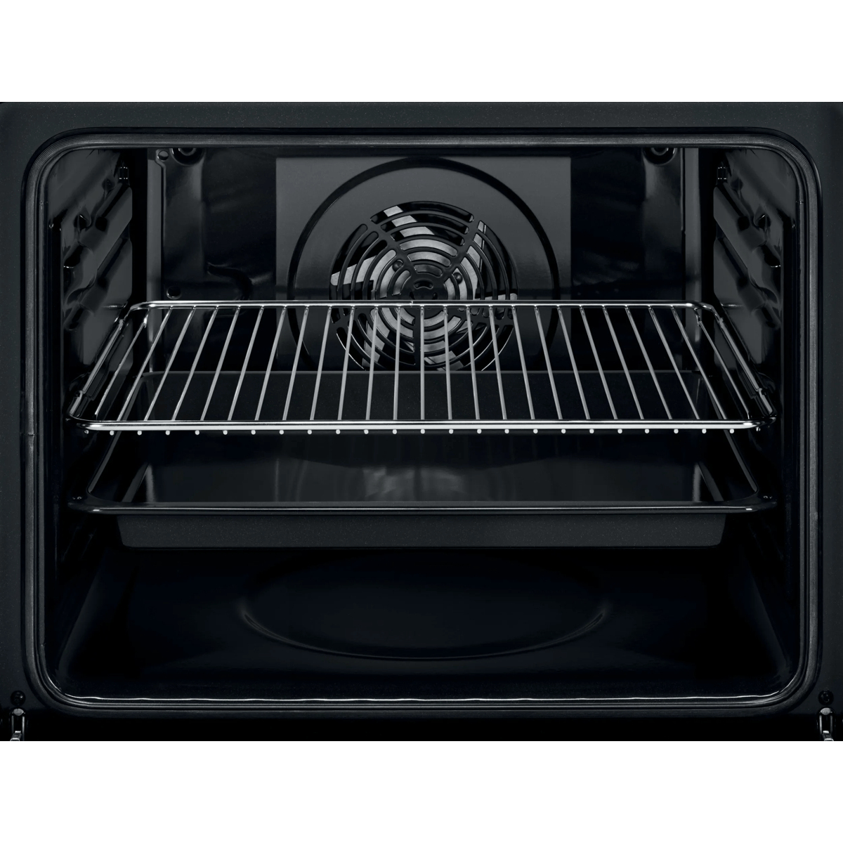 L'interno di un forno nero con una griglia metallica e una teglia su due livelli.