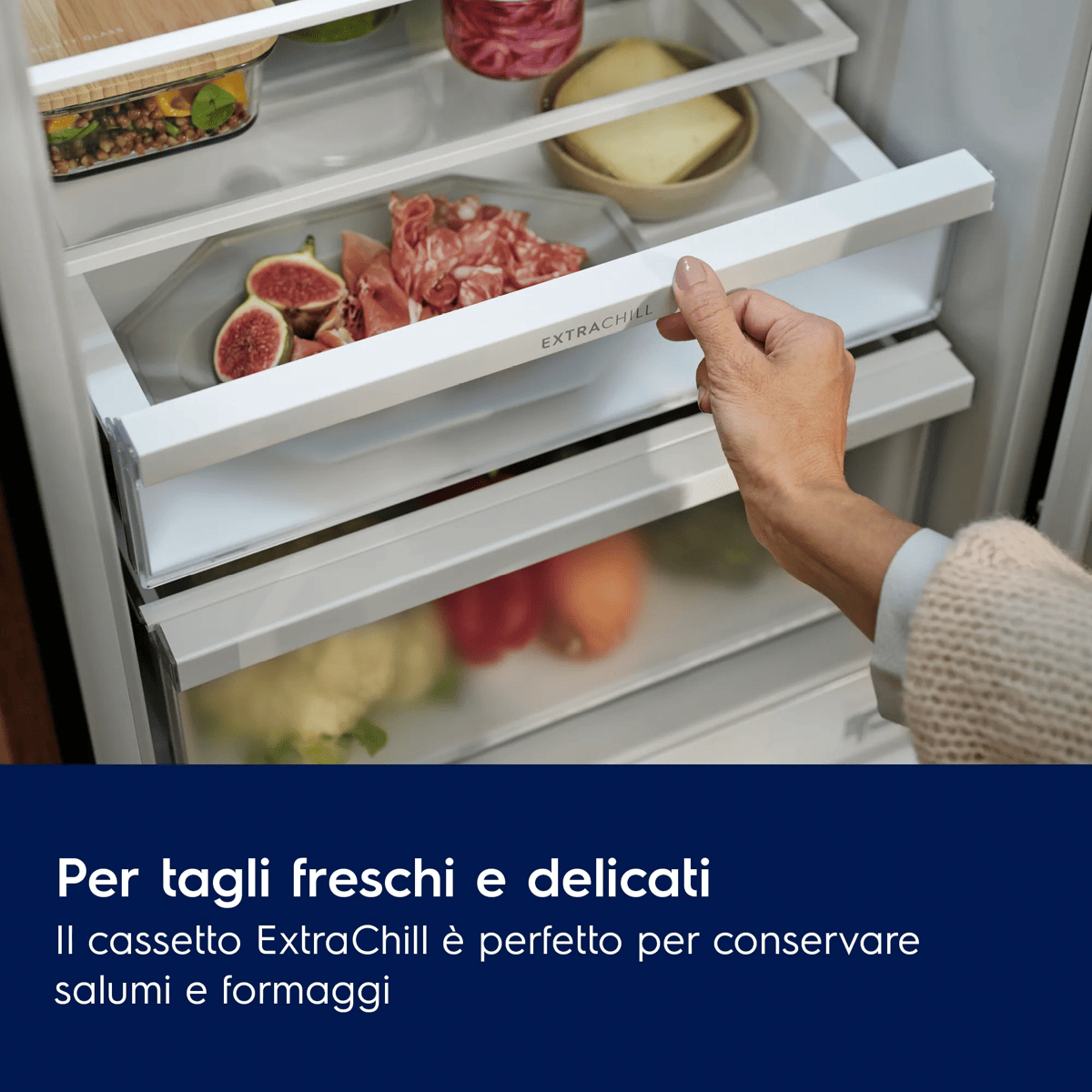 Mano apre il cassetto ExtraChill del frigorifero con salumi e formaggio.