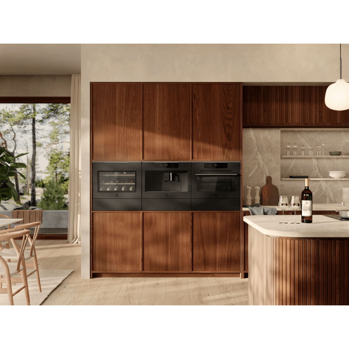 Cucina moderna con mobili in legno, elettrodomestici incassati, isola in marmo con vino e vista luminosa.
