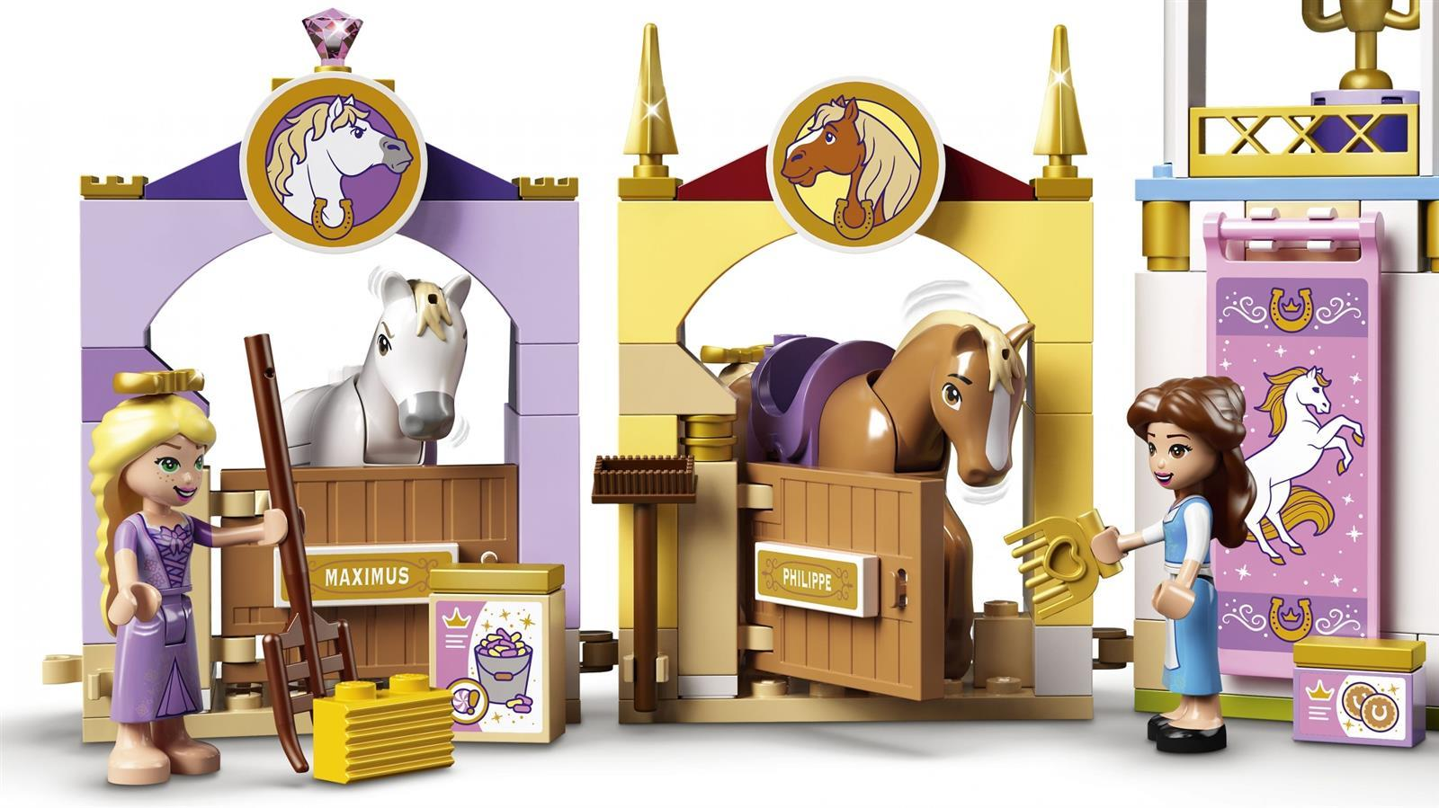 Lego-Freunde besuchen zwei Pferdeställe mit Maximus und Philippe, während Minifiguren Pflegewerkzeuge halten.