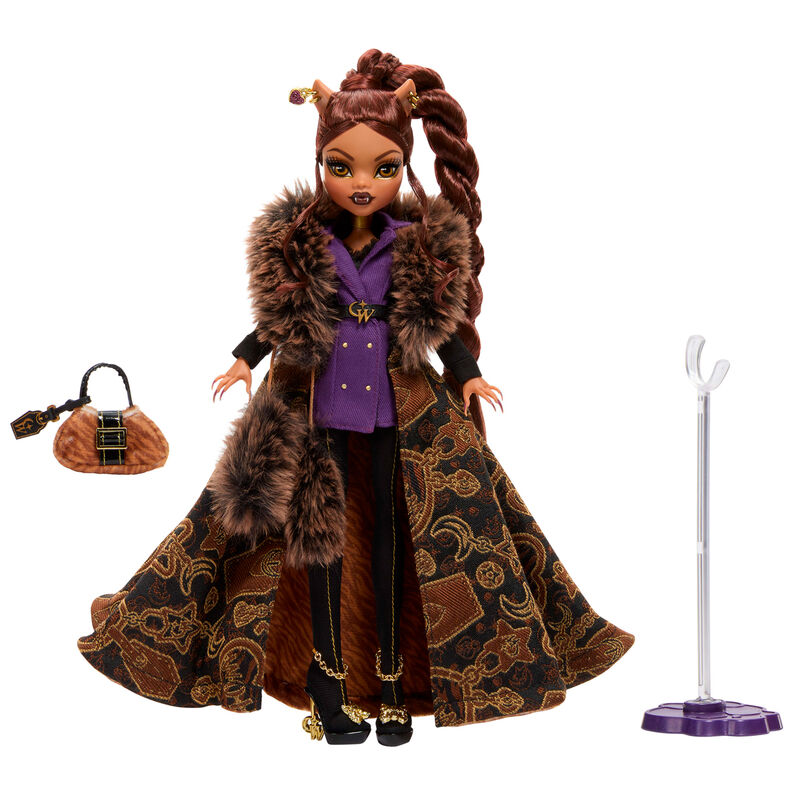 Muñeca Monster High con largo cabello castaño trenzado, chaqueta morada, abrigo largo con estampado y pelo, bolso y soporte.