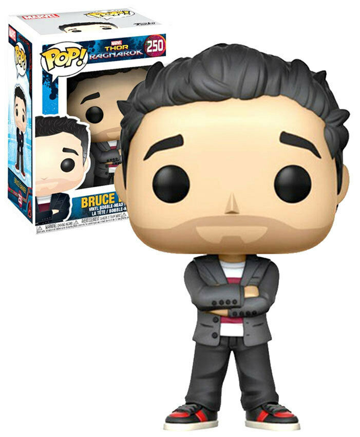 Eine Bruce Banner Funko Pop Figur mit dunklem Anzug und verschränkten Armen steht vor ihrer Verpackung.