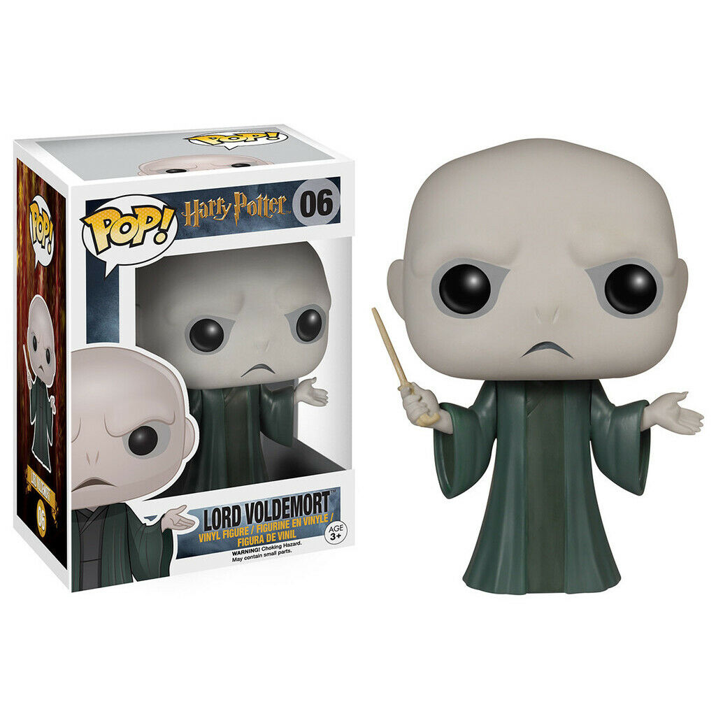 Figurka winylowa Funko Pop Lord Voldemort z różdżką obok swojego pudełka.